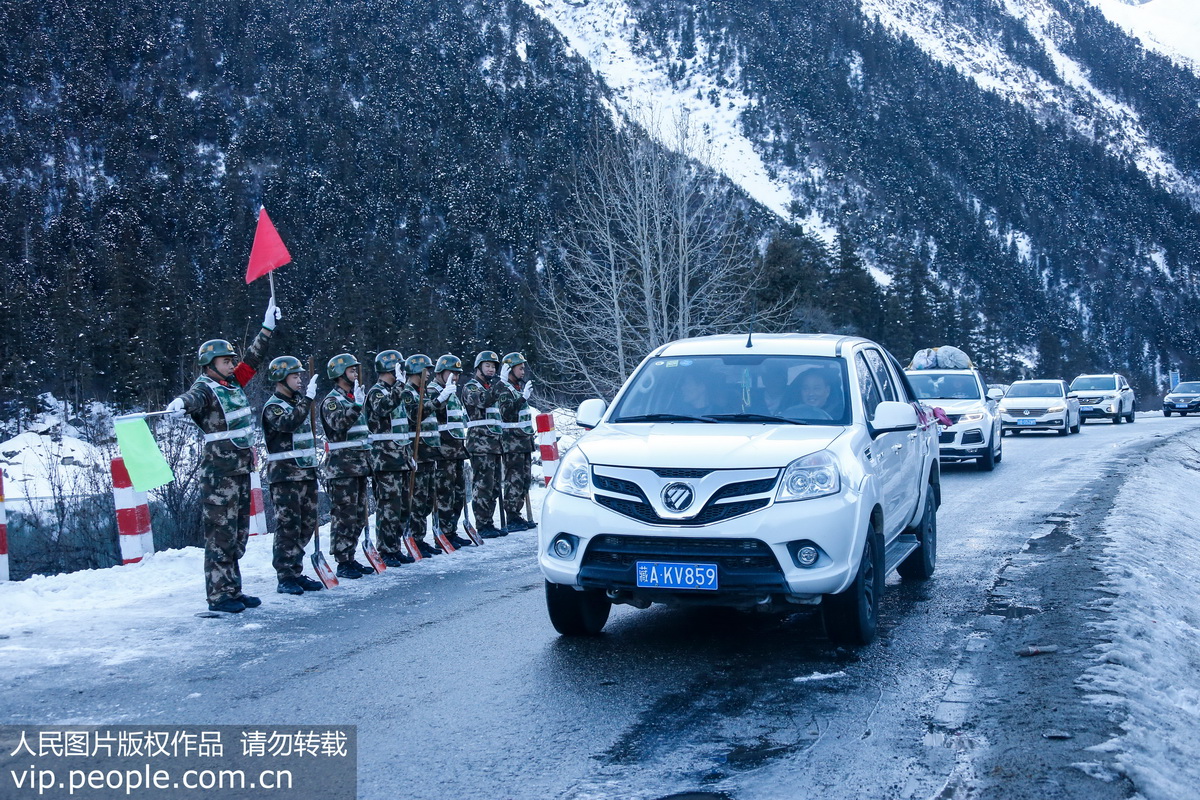 1月14日，武警官兵守護過往群眾平安返鄉。