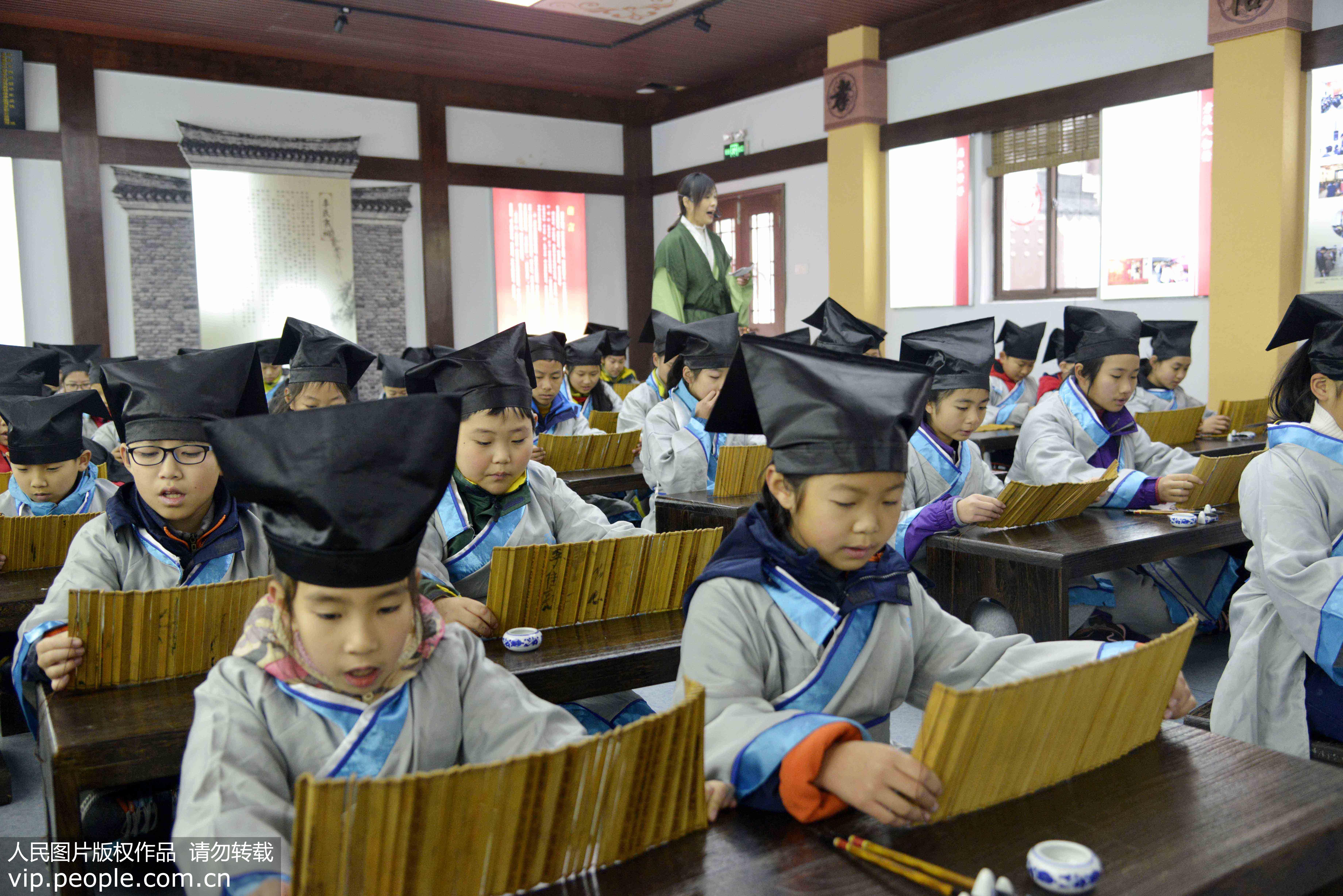1月13日，浙江省舟山市定海區環南街道少年冬令營學子在念《弟子規》。