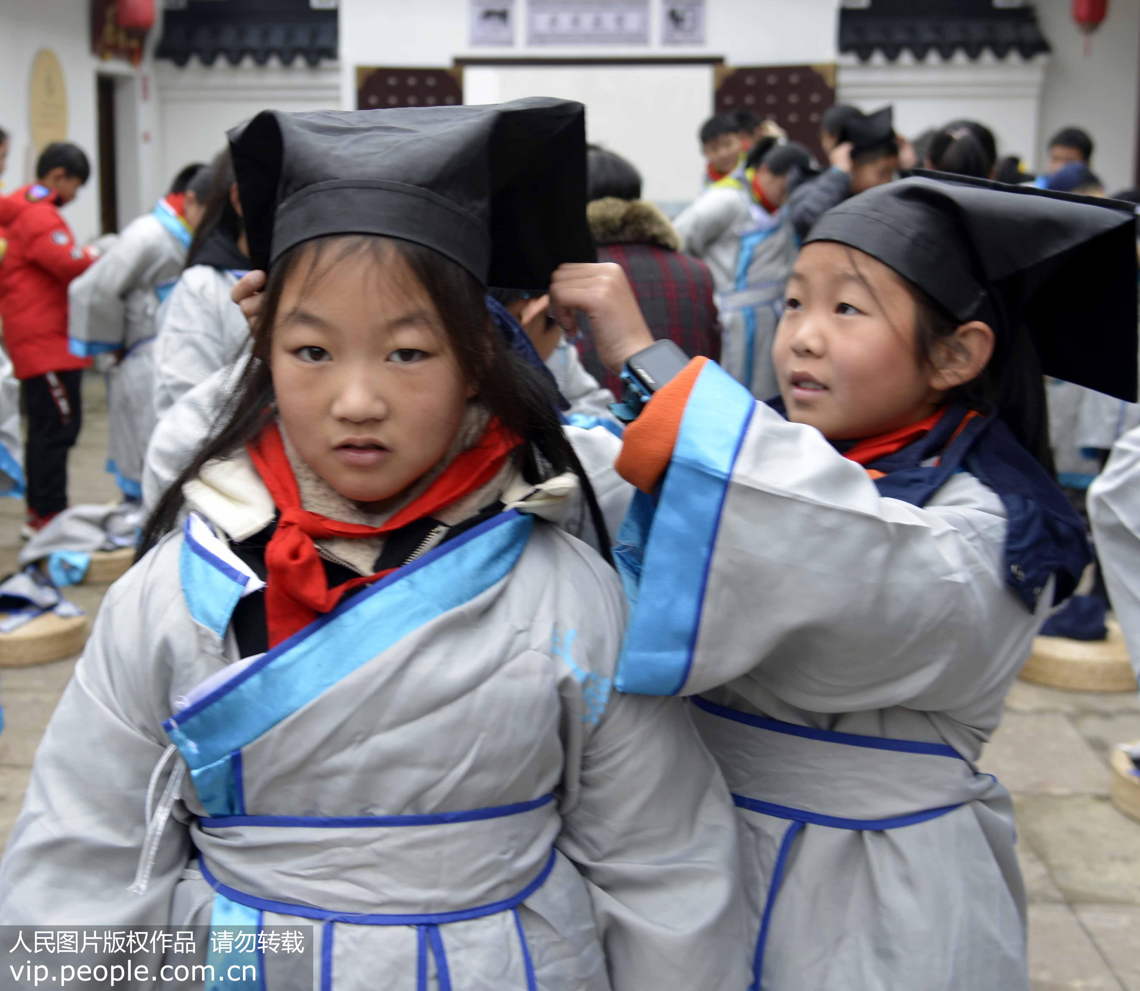 1月13日，浙江省舟山市定海區環南街道少年冬令營學子在穿漢服。