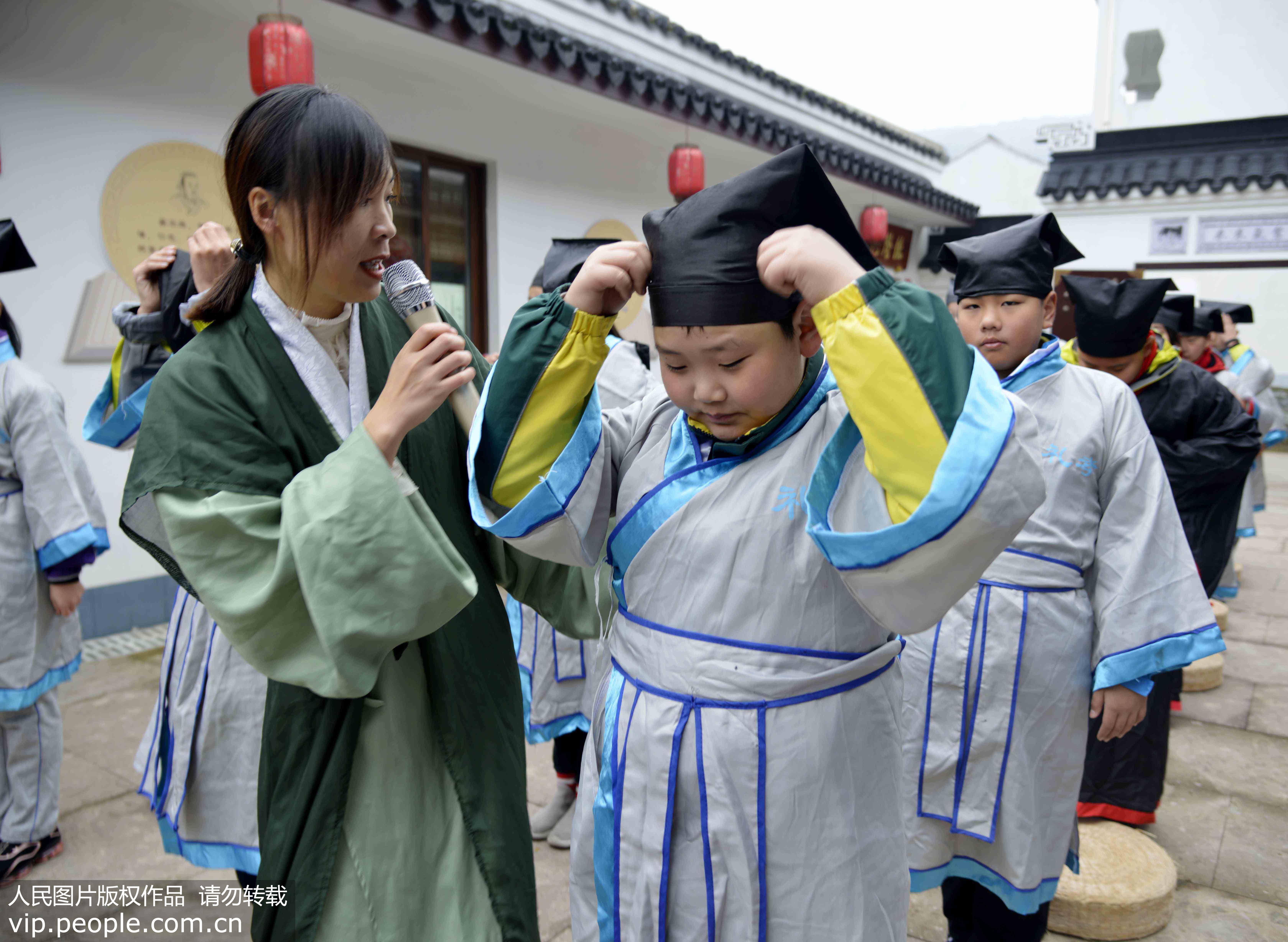 1月13日，浙江省舟山市定海區環南街道少年冬令營學子在穿漢服。