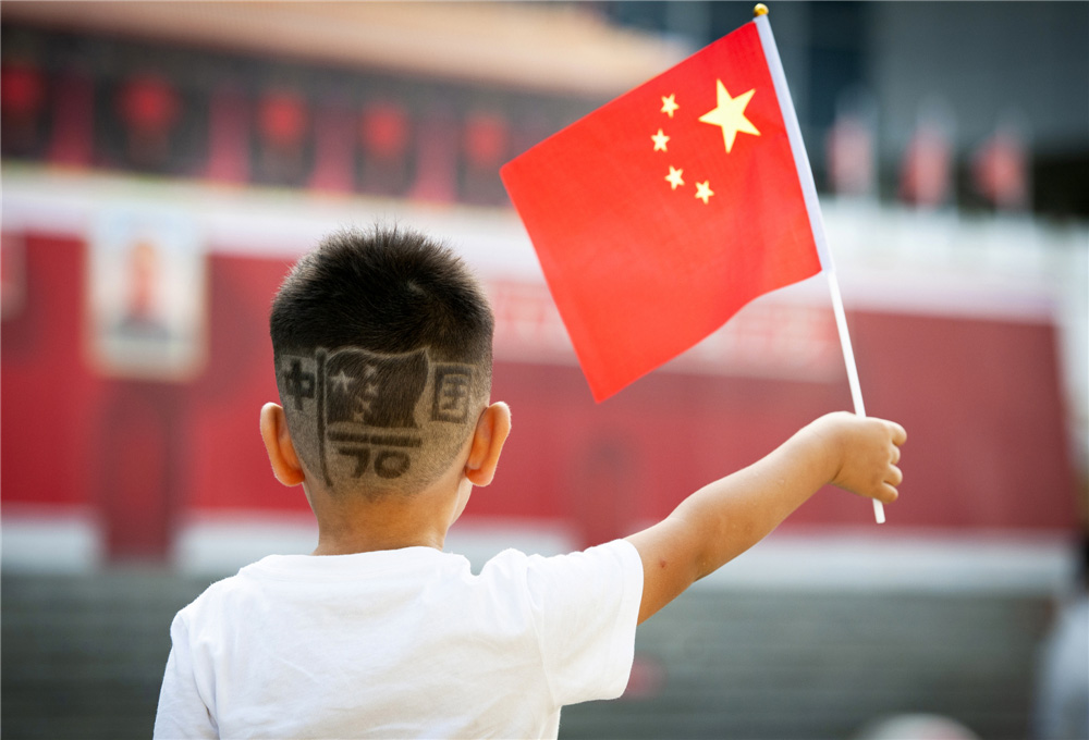 《萌娃的“頭等大事”》李若琪(高中組) 圖片說明：2019國慶節，四歲的弟弟用他自己獨特的方式，慶祝新中國成立70周年。