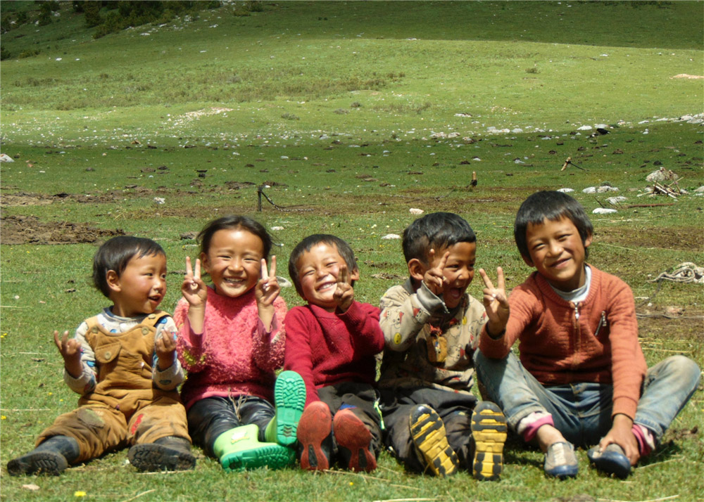 《第一張合影》仁增朋措(高中組) 圖片說明：青海玉樹牧區的藏族娃娃們在草原上席地而坐，等待著我為他們留下第一張合影，他們天真、可愛，讓我想起了我的童年。