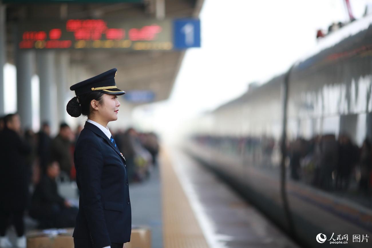 圖為劉佩晗在涪陵北站一站台進行送車作業，每天迎來送往接近25趟動車組列車。