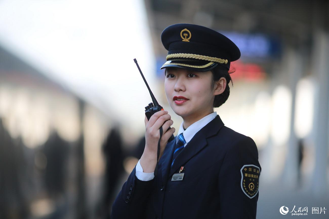 图为刘佩晗在一站台与D6111次列车长进行客运作业完毕的联控。