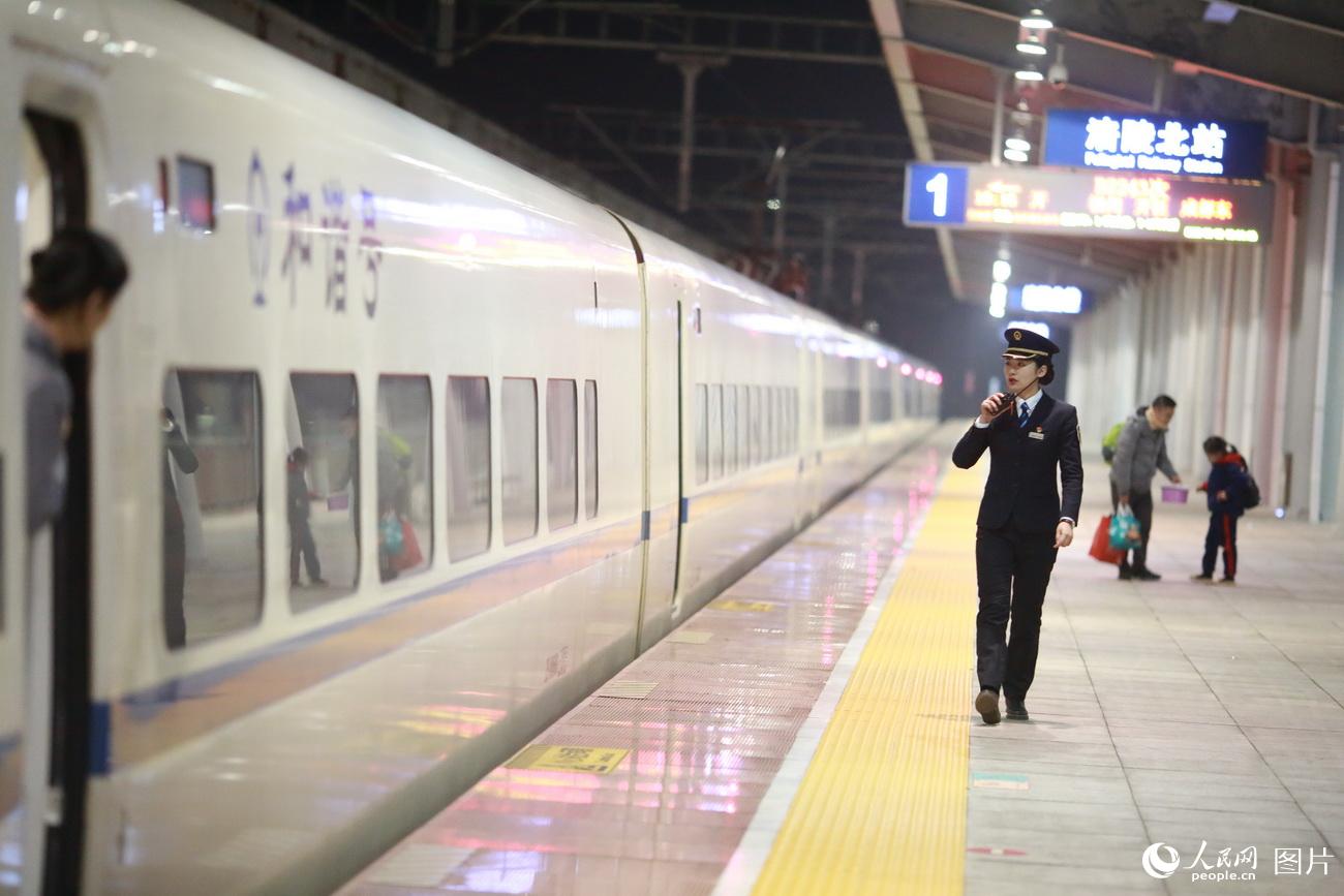 圖為夜幕降臨，最后一趟列車作業完畢后，劉佩晗進行列車巡視及清理站台作業。