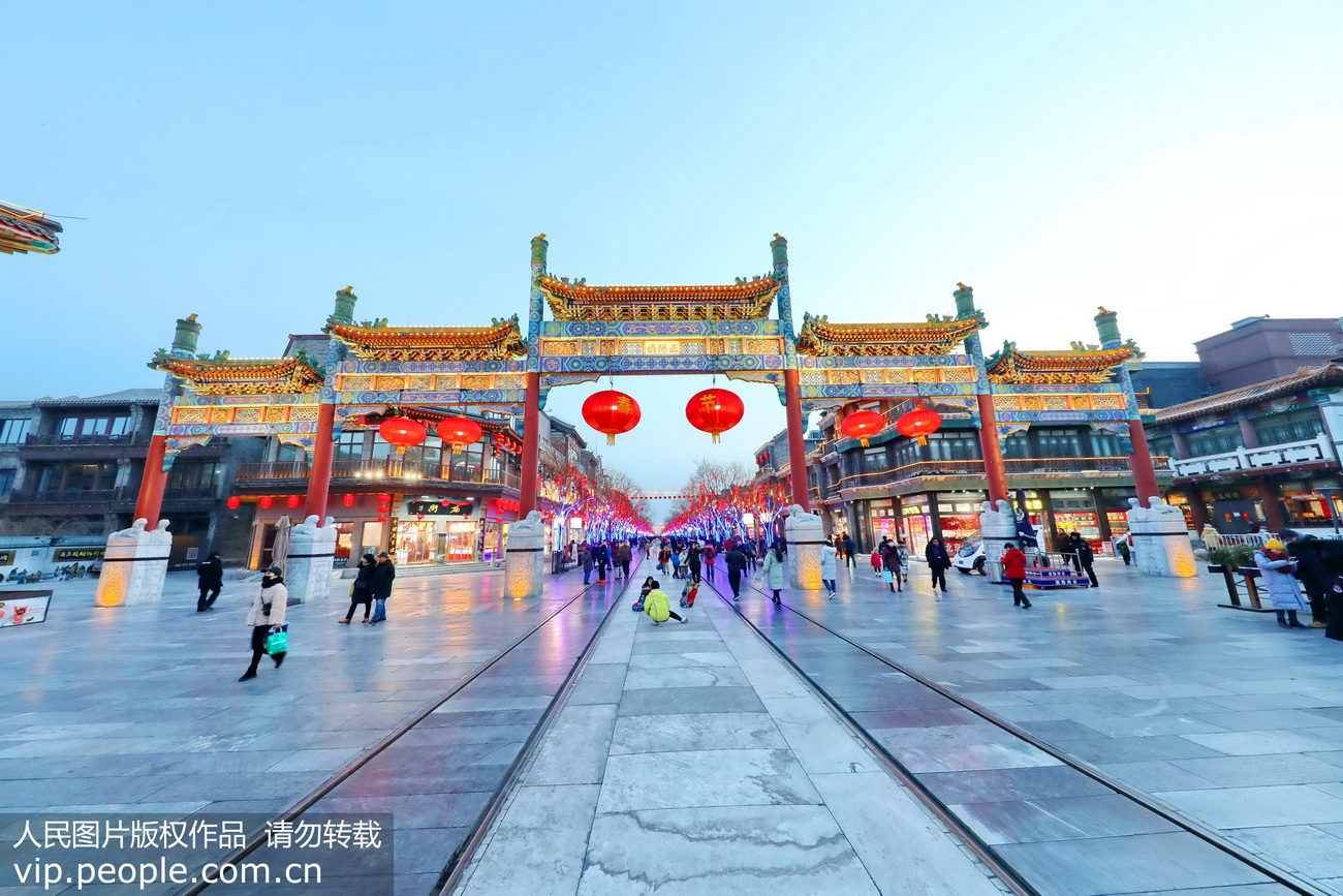 北京：前門大街流光溢彩迎新春