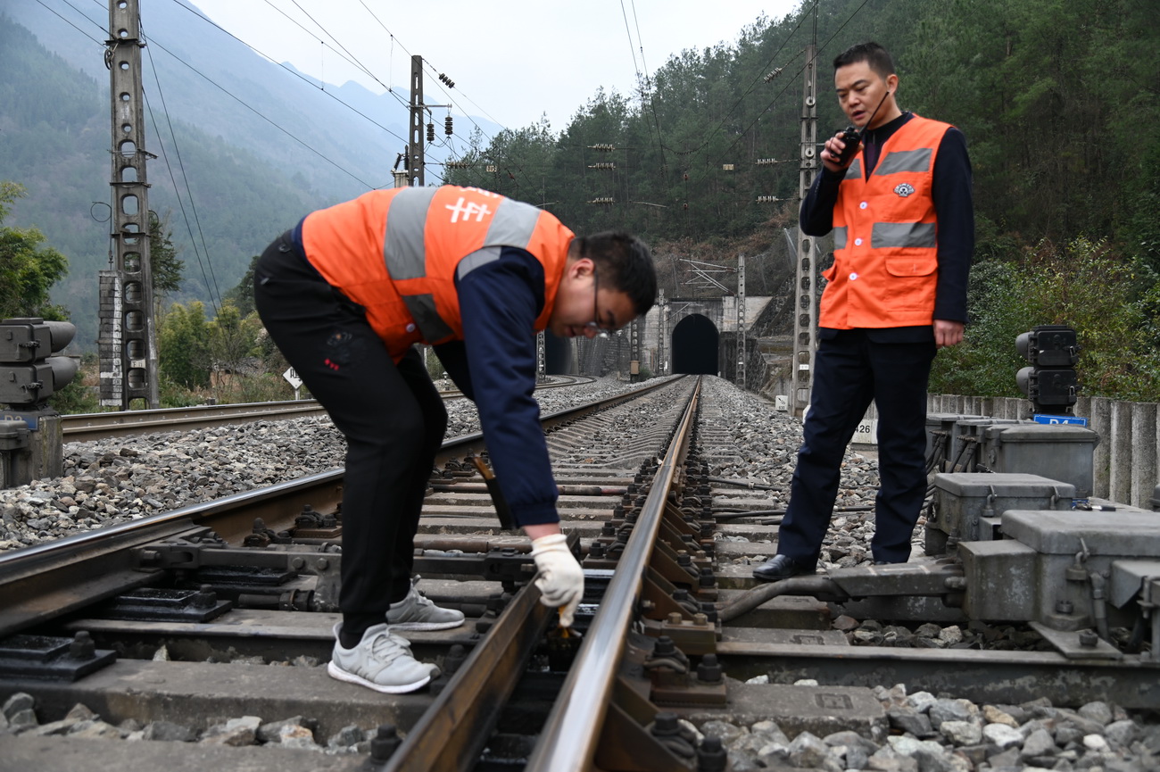 车站工作人员维护保养道岔，确保行车设备稳定，为春运安全保驾护航