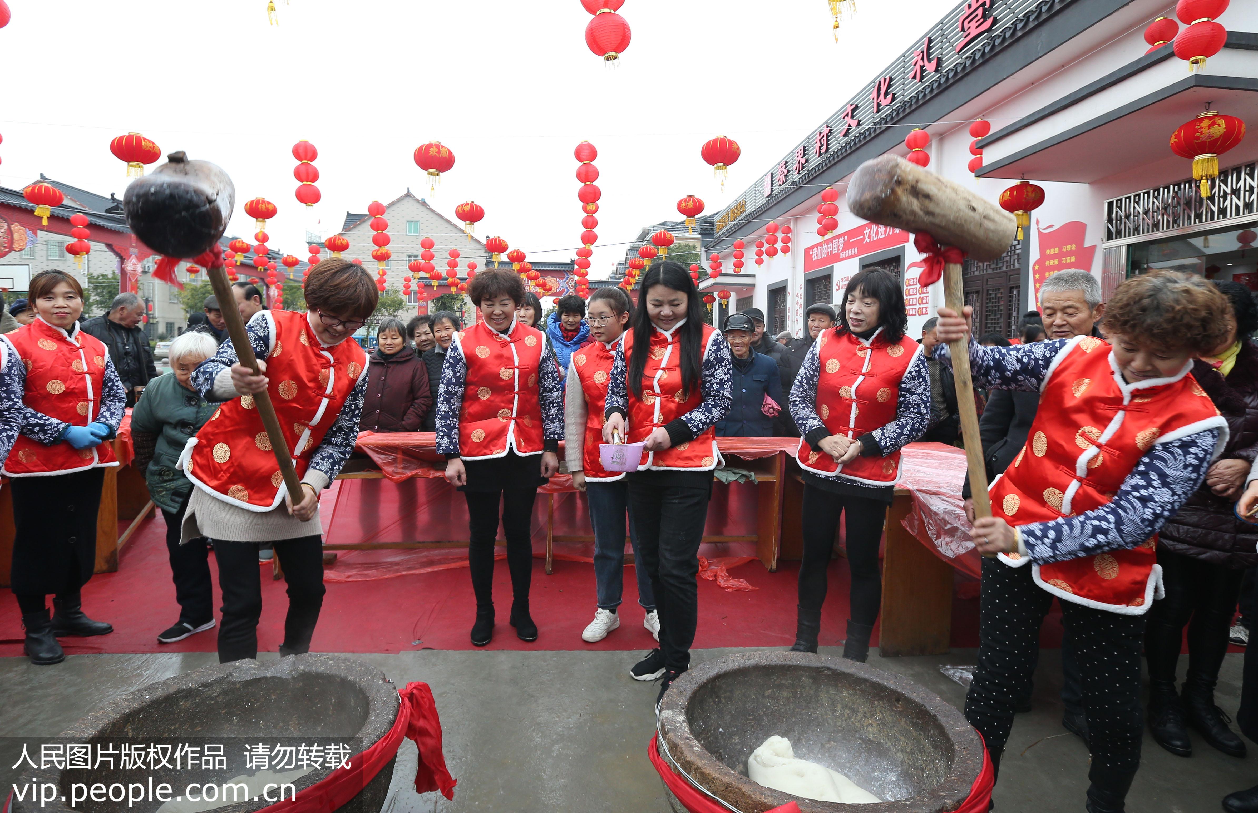 1月17日，浙江省湖州市德清縣新市鎮蔡界村村民在打年糕。