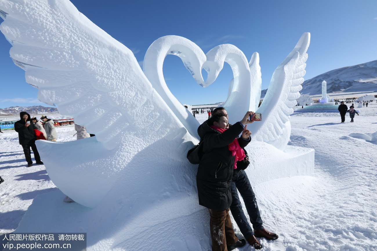 新疆博州：賽裡木湖冰雪節激情開幕