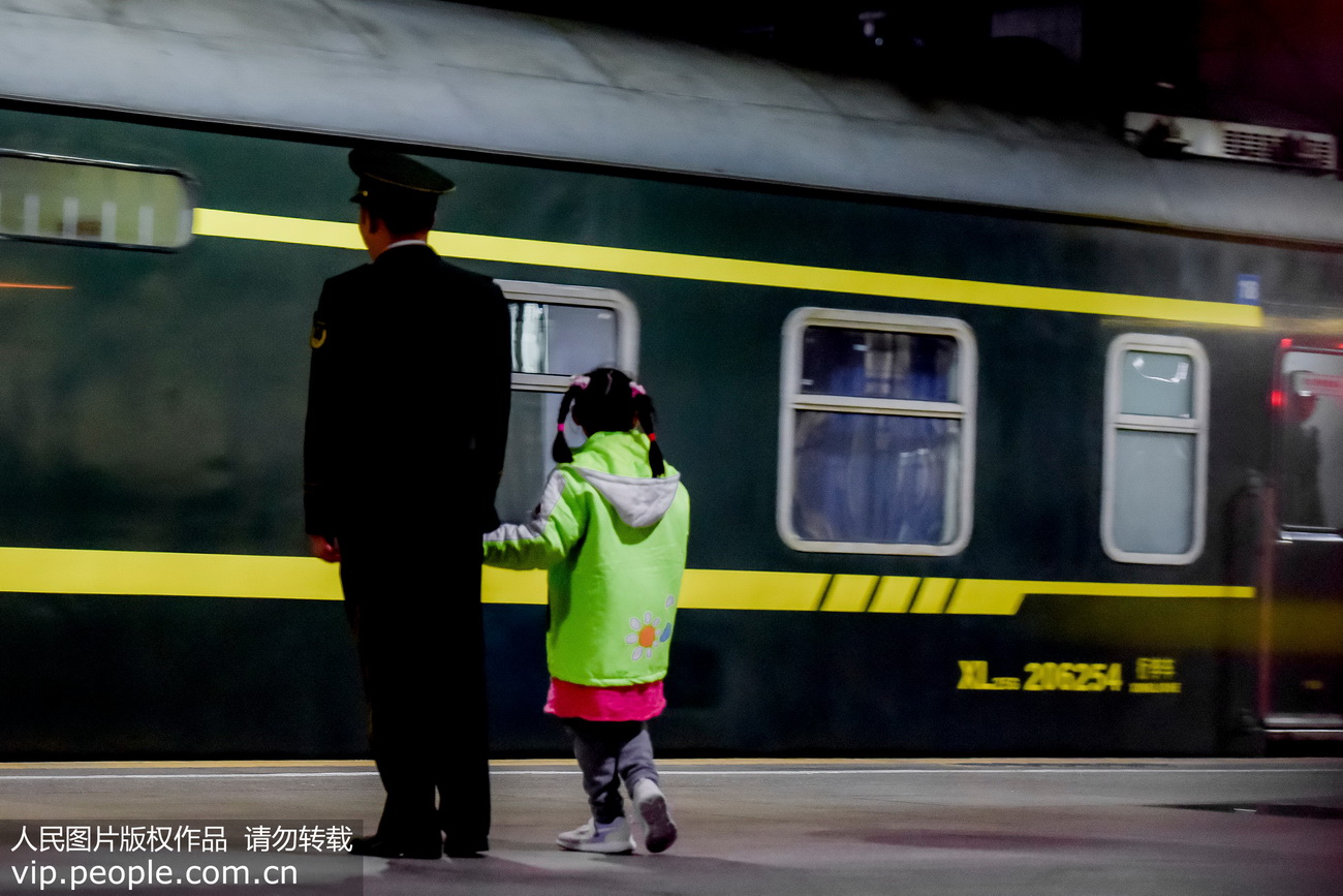 2020年1月19日，父女倆目送火車駛離站台。