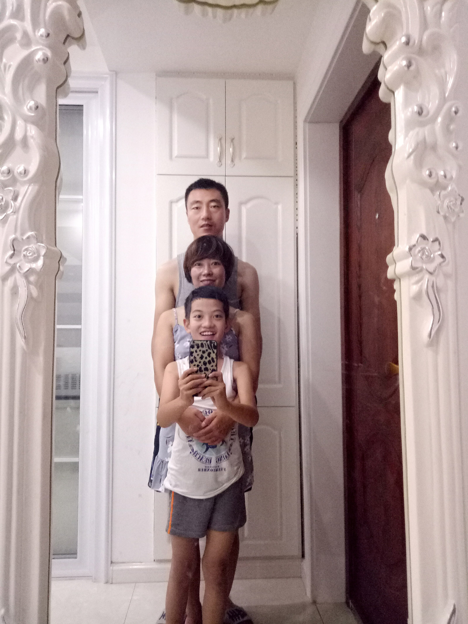 白巴特爾(小學組)內蒙古《快樂的一家人》我們一家三口非常幸福，這是我用手機對著家裡鏡子拍的全家福。搜索復制
