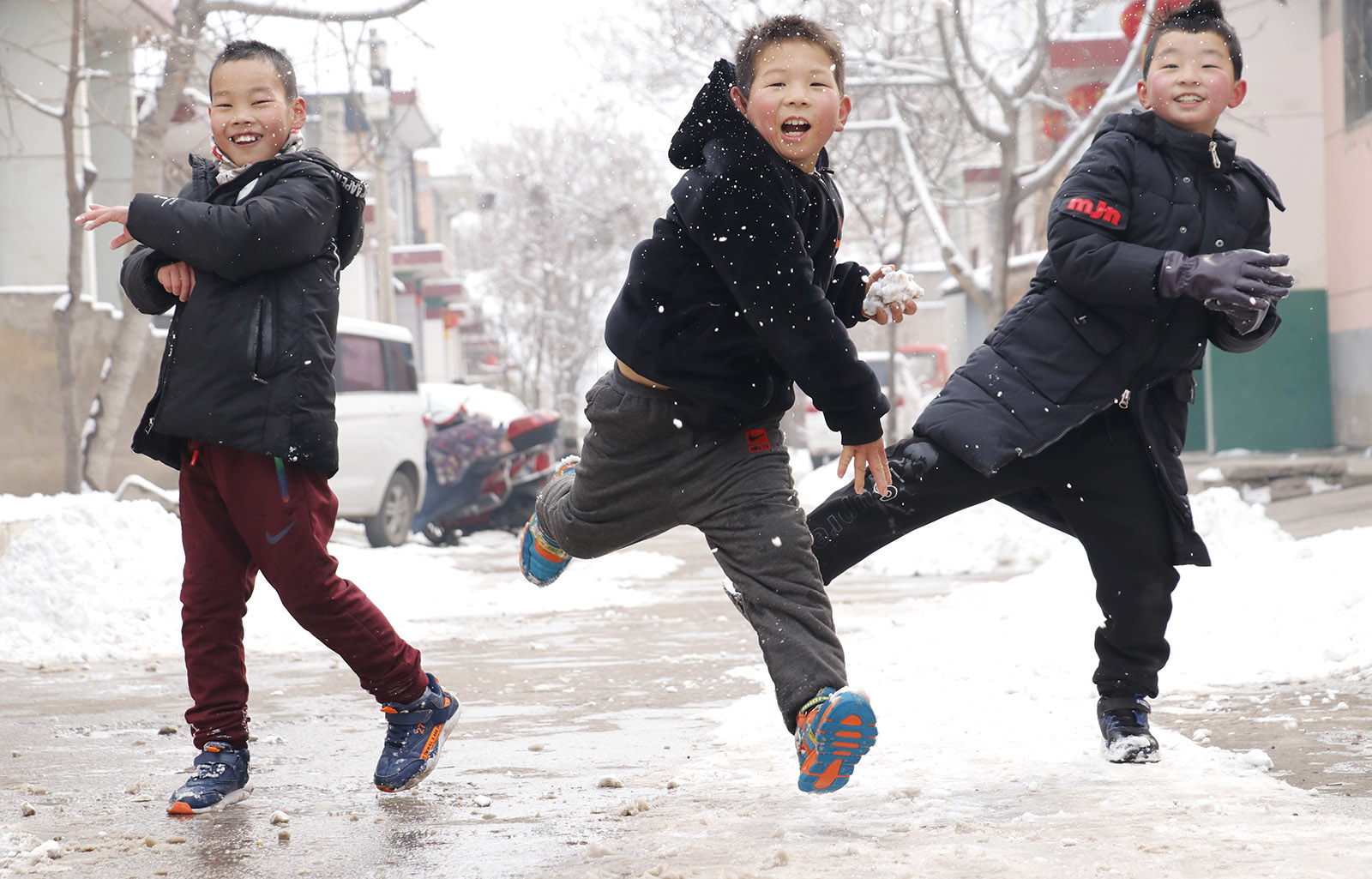 崔可涵(小學組)陝西《雪仗》下雪啦！我和小伙伴們開心地一起打雪仗。搜索復制