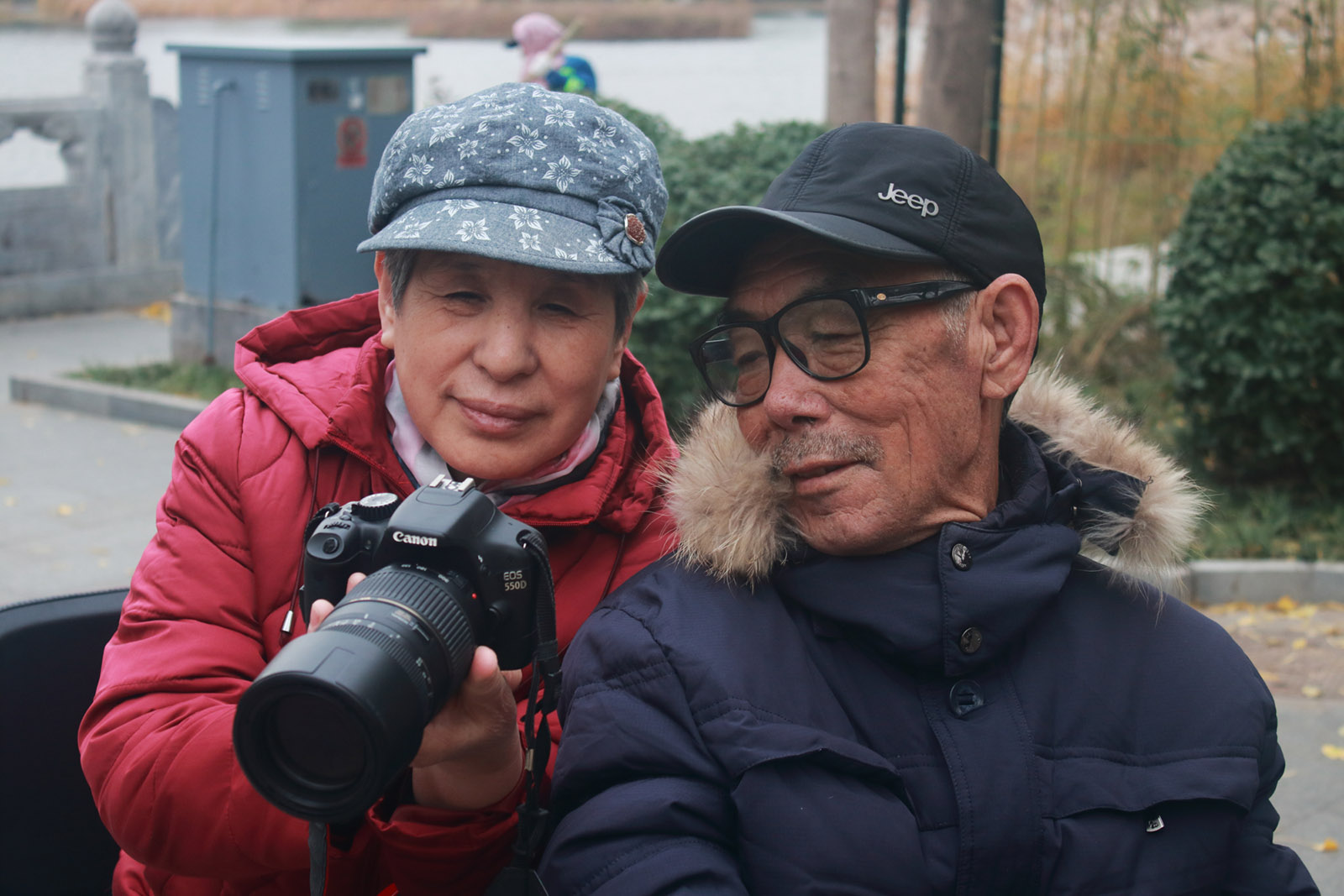 馮嘉宸(小學組)北京《欣賞》 爺爺奶奶是攝影愛好者，他們每次拍完照片都會拿給對方品評欣賞，彼此鼓勵。媽媽說，幸福家庭，無非就這兩個原則：一是“努力使自己被對方欣賞”，二是“努力去欣賞對方”。欣賞是花，幸福是果，相互欣賞，此生相伴！搜索復制