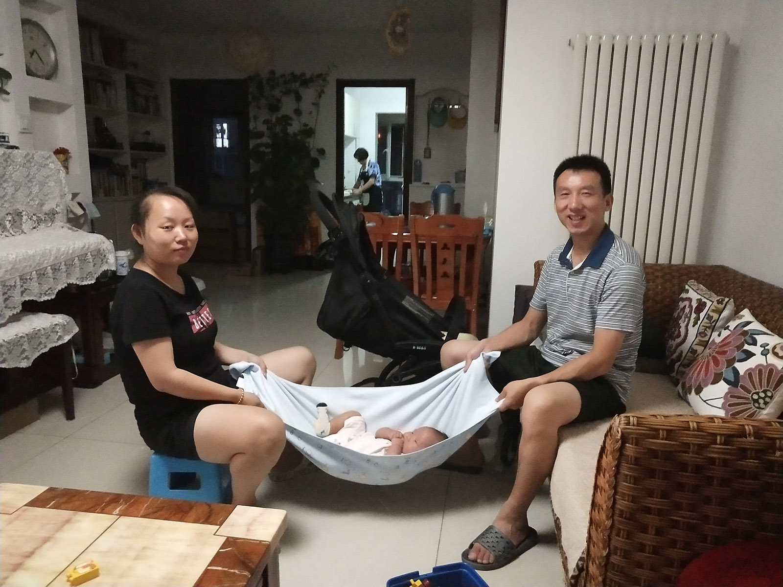 廖湘唐皖(小學組)北京《我家晚飯后》爸爸媽媽下班后帶妹妹玩耍，奶奶在廚房收拾碗筷，我拿著手機拍下這一瞬間。搜索復制
