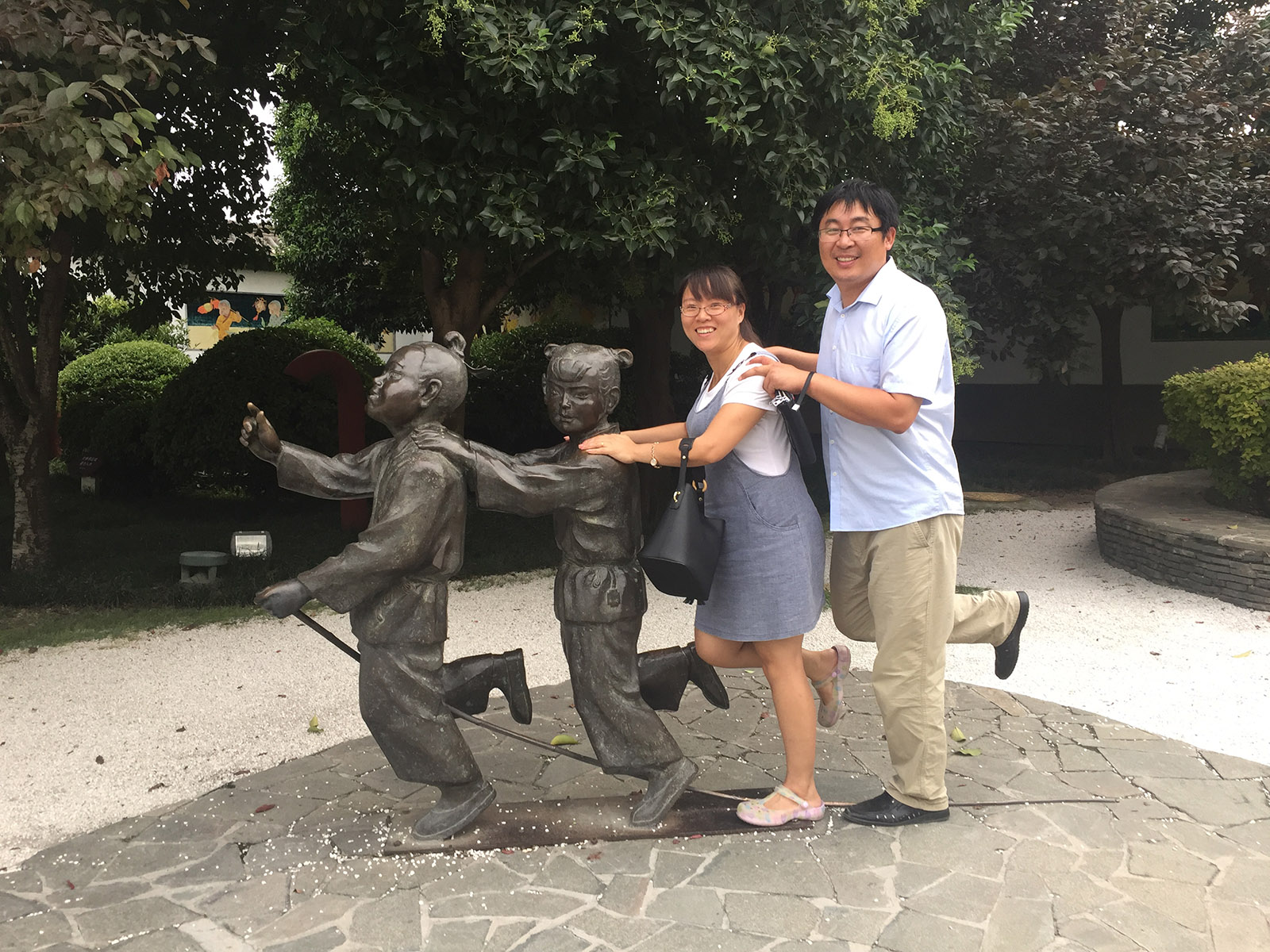 任蓬蓬(小學組)山東《一起玩游戲》 爸爸媽媽帶我逛公園，看到公園裡的一個雕塑，我讓他們過去擺個pose，並拍下了這張照片。搜索復制