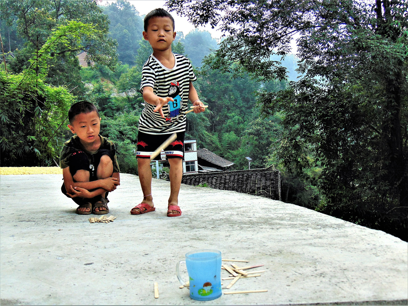 韋燕(小學組)貴州《投擲比賽》 大山裡的水族娃娃正在玩一種傳統游戲，這是我們的一種娛樂方式。搜索復制