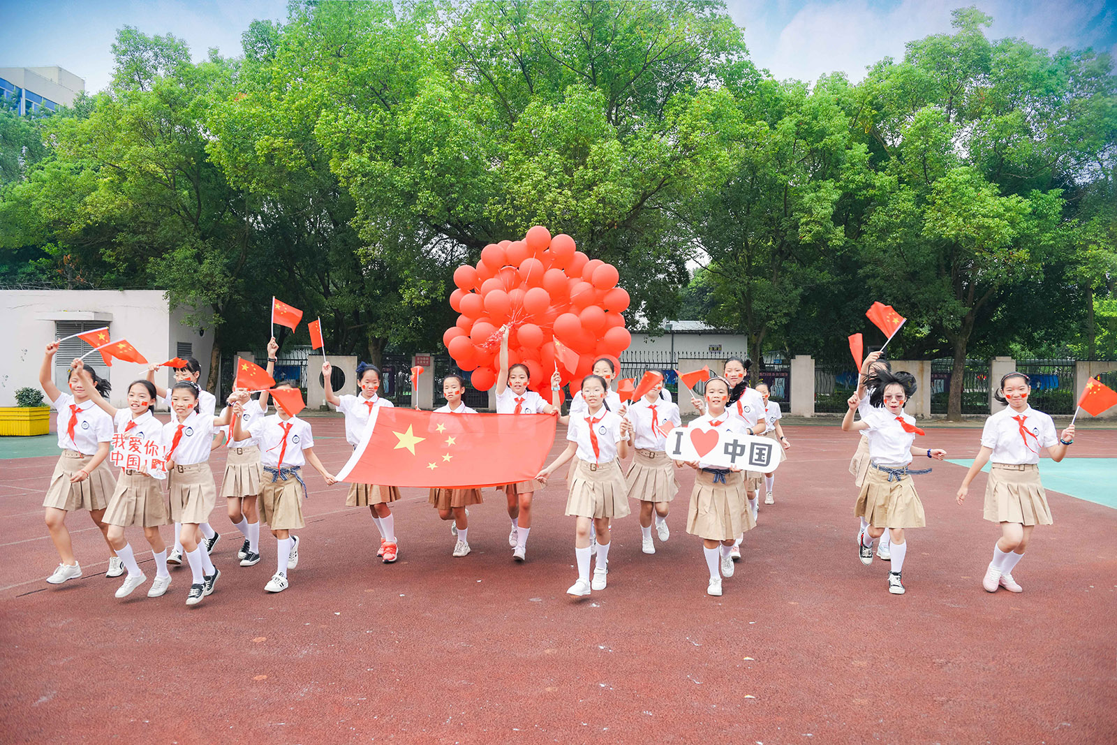 徐琅(小學組)浙江《我和我的祖國一刻也不能分割》縣小學慶祝新中國成立70周年，用歌聲擦亮心情，和國旗一起閃亮，照耀天空。搜索復制