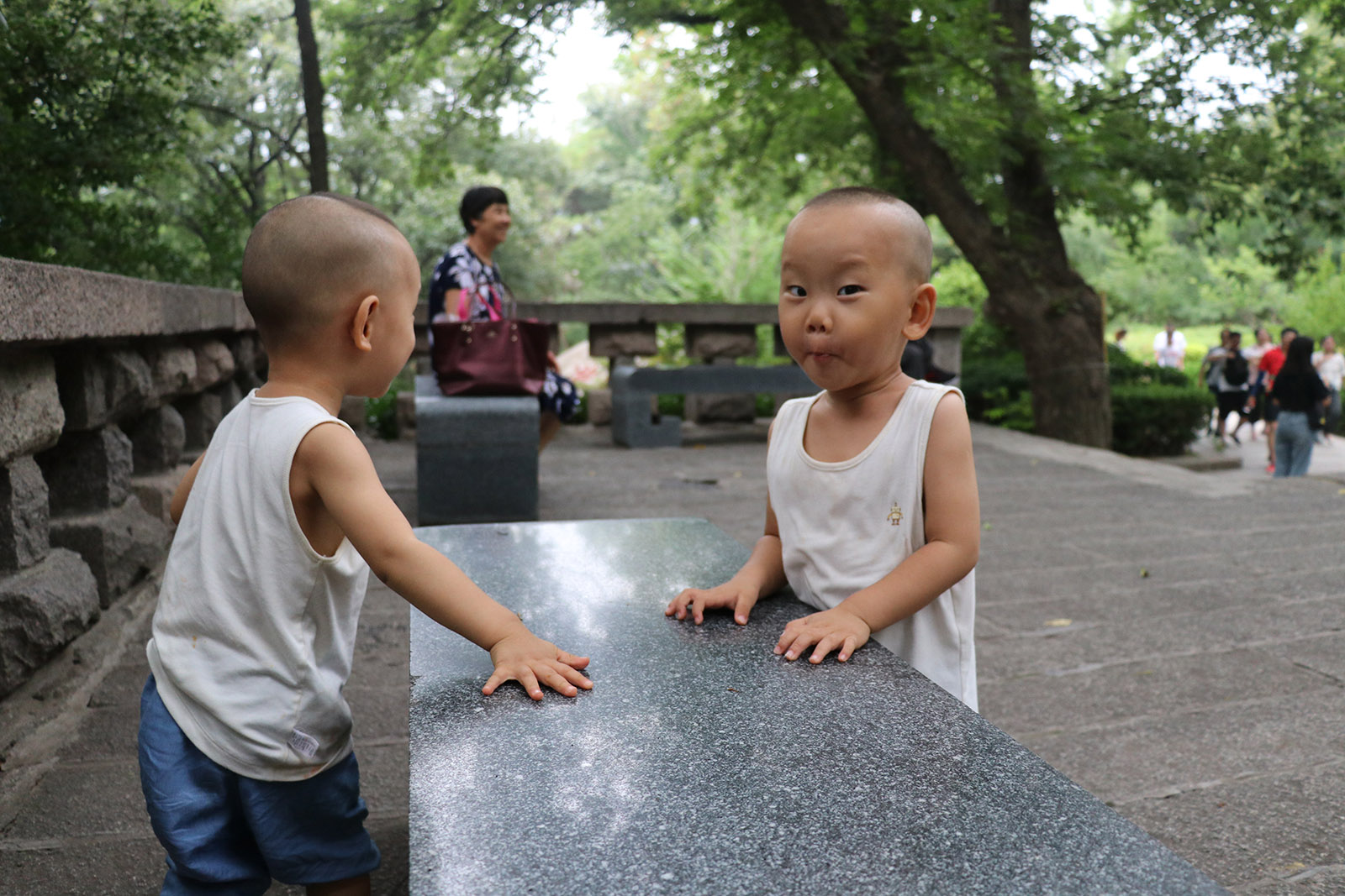 楊若筠(小學組)北京《兄弟》 一家人去嶗山游玩，兩個弟弟在山間石凳邊相對而立，弟弟瑞瑞對著鏡頭做起了鬼臉，無比的開心。希望他們能茁壯成長，永遠這樣相互依伴。搜索復制
