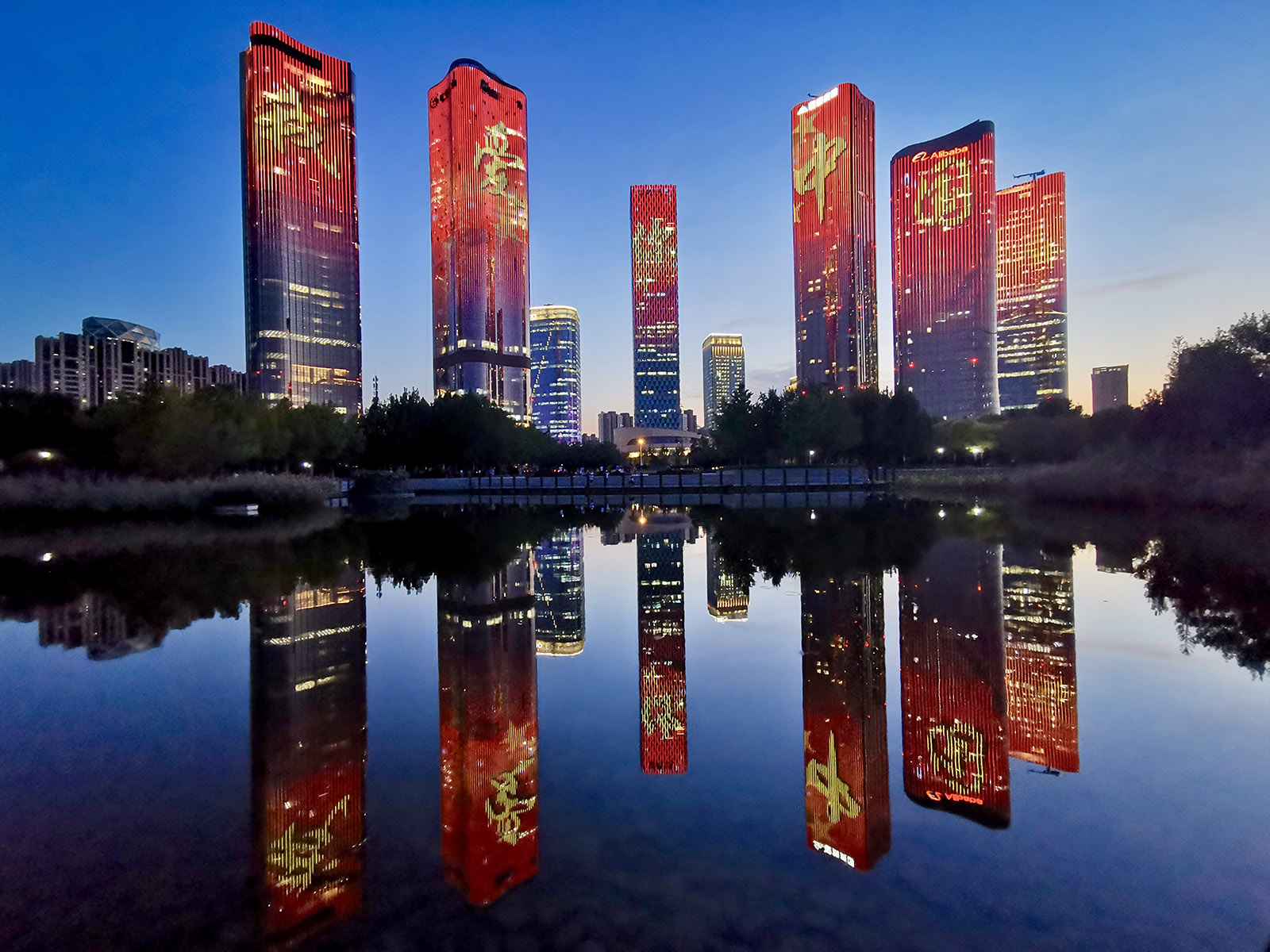 張浩博(小學組)北京《我愛你，祖國》 在偉大祖國70歲生日即將來臨之際，我在路邊看到對面高樓上的彩燈和“我愛你中國”字樣，激動地拍下了這張照片。搜索復制