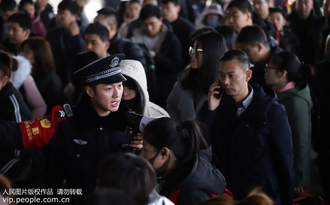 2020年1月21日，臨汾西站（山西），臨汾鐵路公安處民警李永浩在維持旅客出站秩序。
