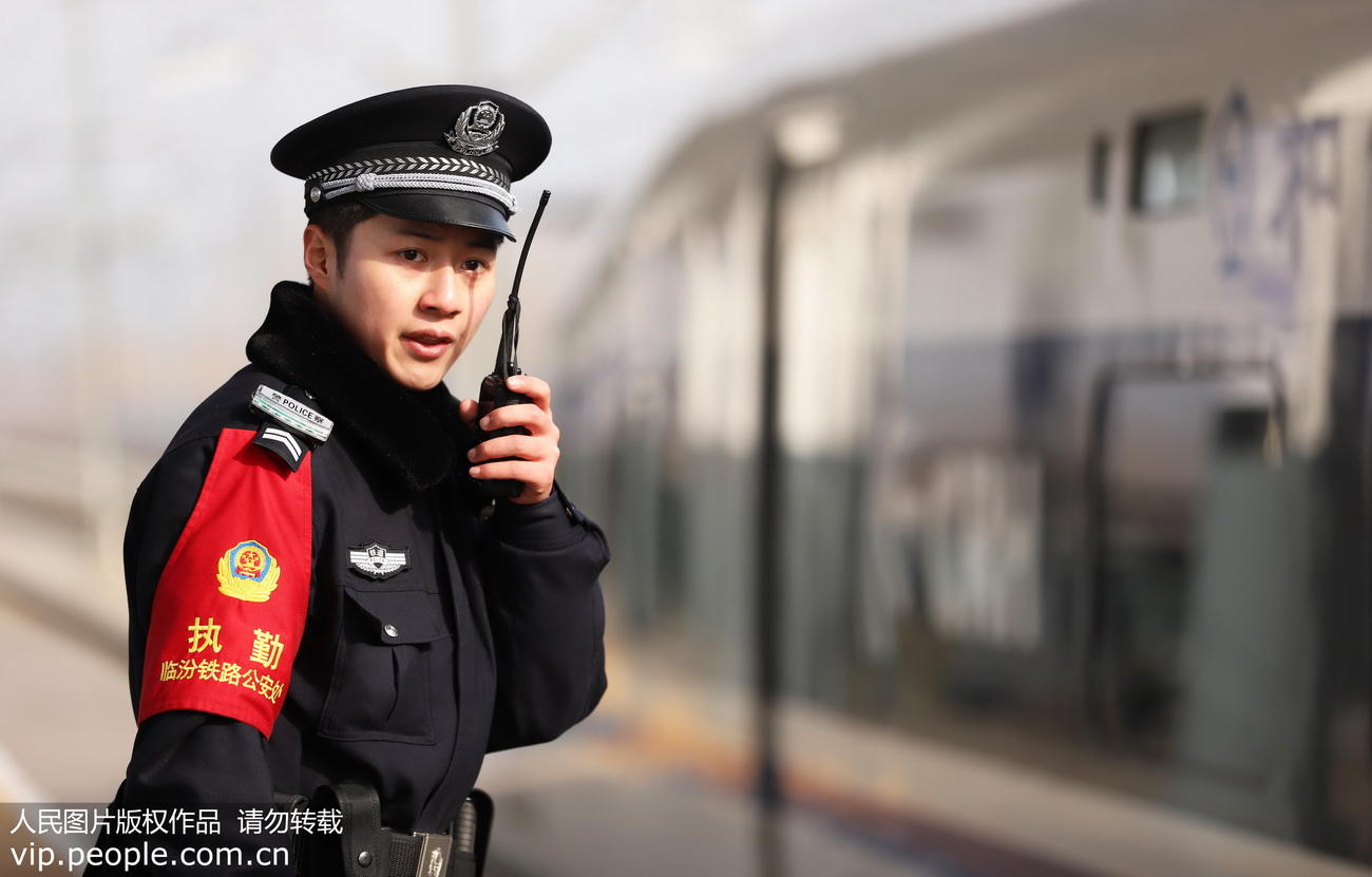 2020年1月21日，臨汾西站（山西），臨汾鐵路公安處民警李永浩迎接高鐵列車安全進站。