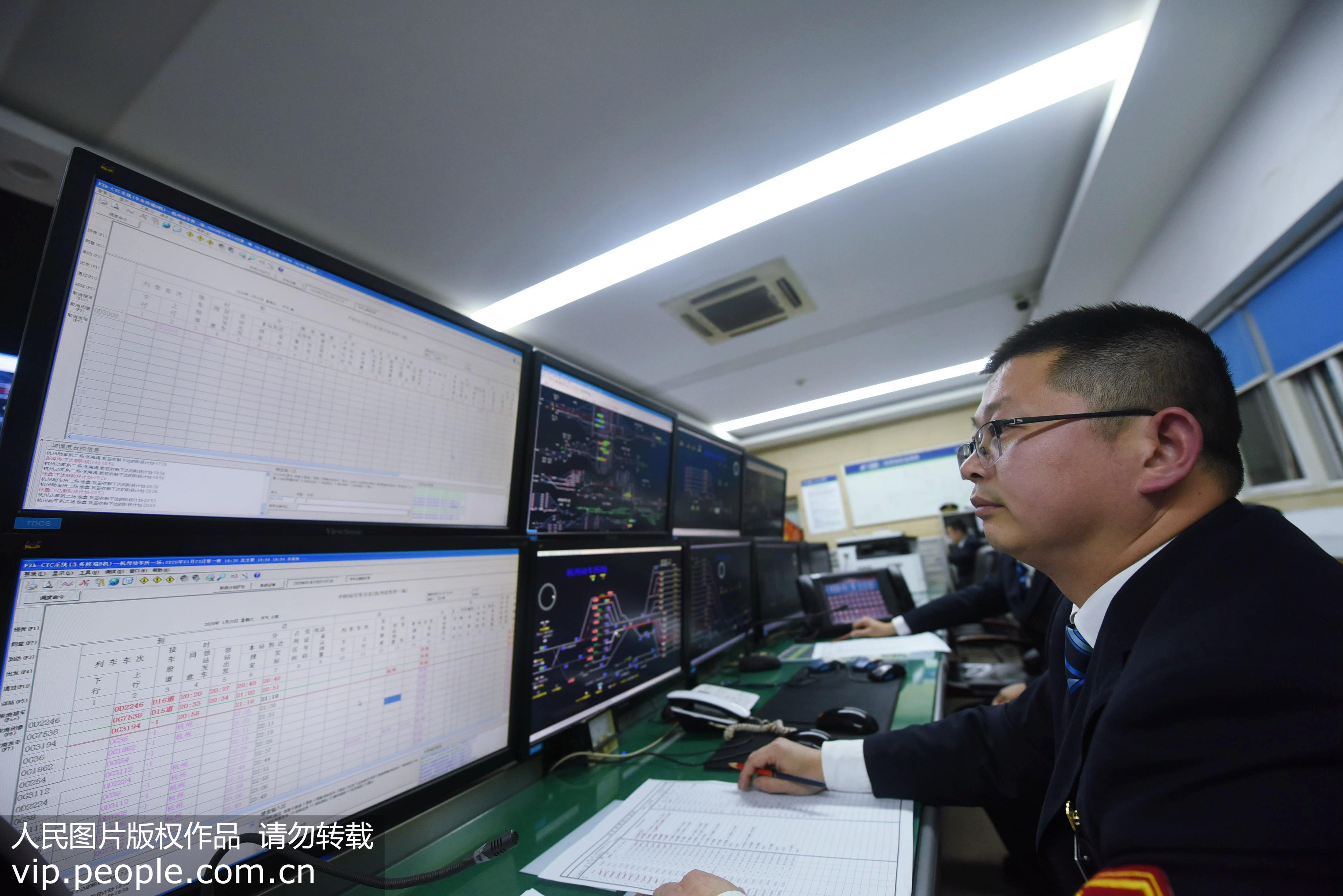 2020年1月22日深夜，沈生樑在鐵路杭州艮山門動車運用所的調度指揮高鐵列車入庫檢修。