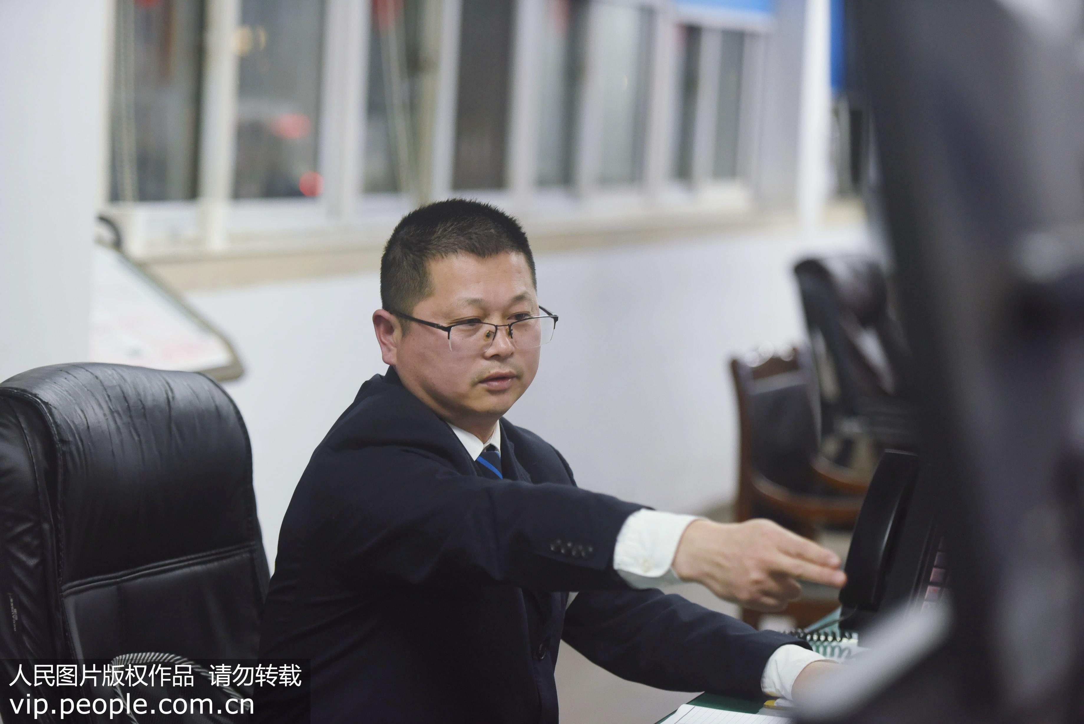 2020年1月22日深夜，沈生樑在鐵路杭州艮山門動車運用所的調度指揮高鐵列車入庫檢修。