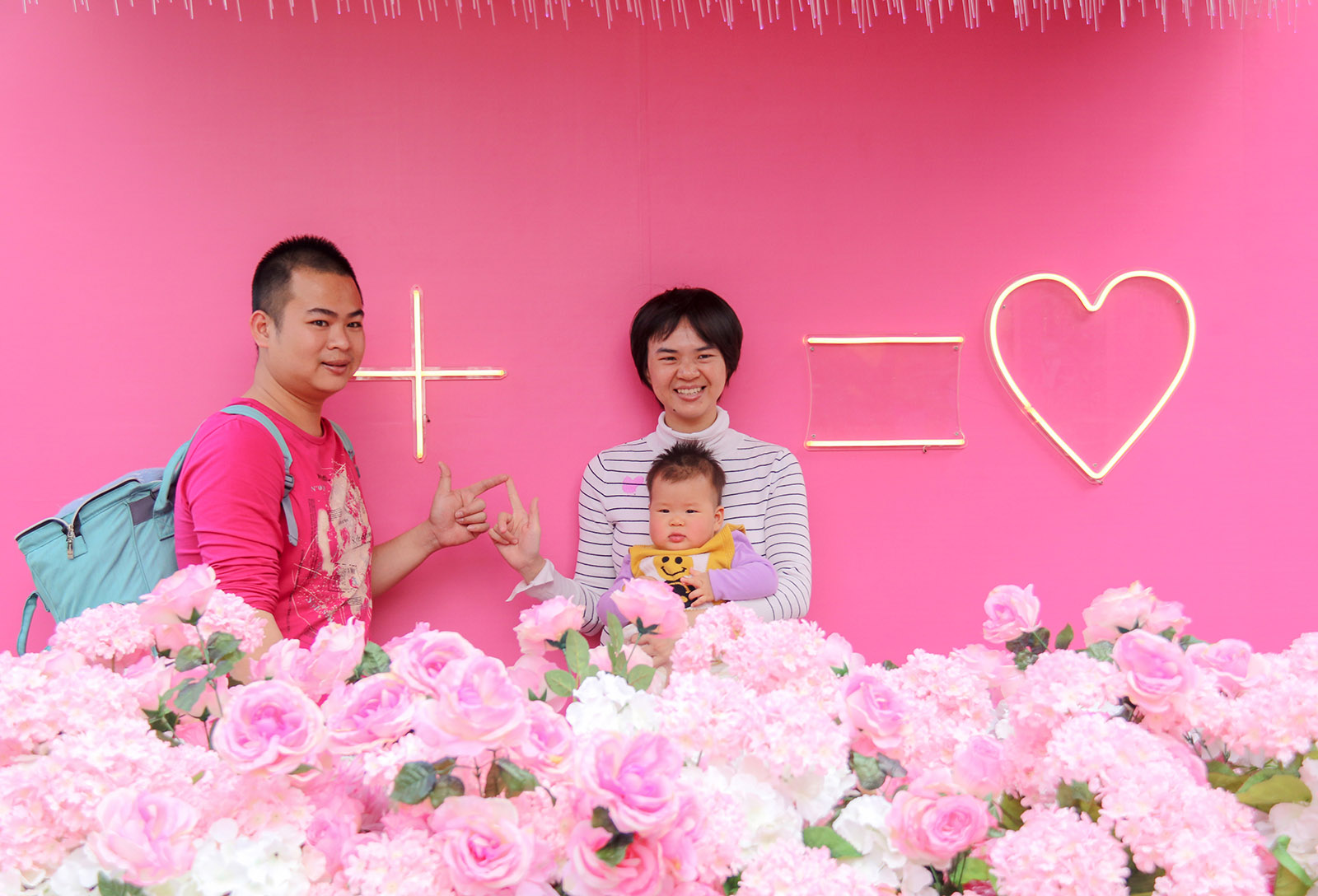 歐嘉怡(高中組)廣東《幸福之家》 姑姑一家在愛的主題背景牆合照，我用相機記錄下這幸福溫馨的時刻。搜索復制