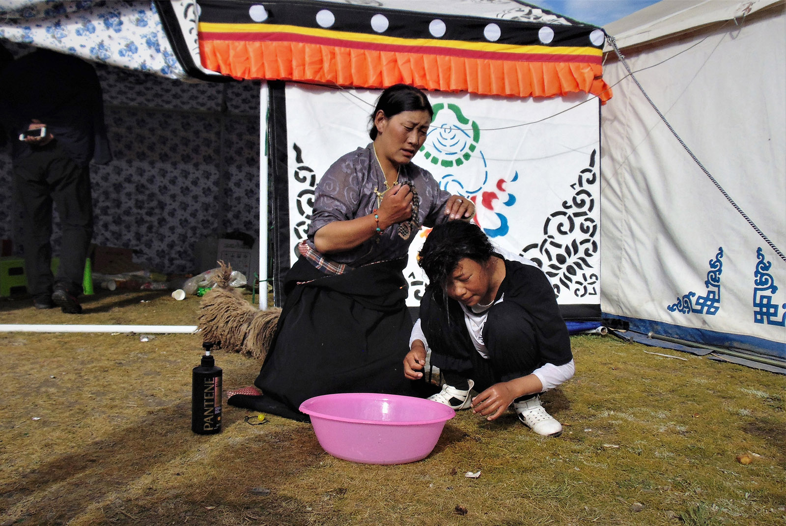 求加(高中組)青海《母愛的照料》 母愛是最偉大的，一位藏族媽媽正在精心為自己的女兒梳發。搜索復制