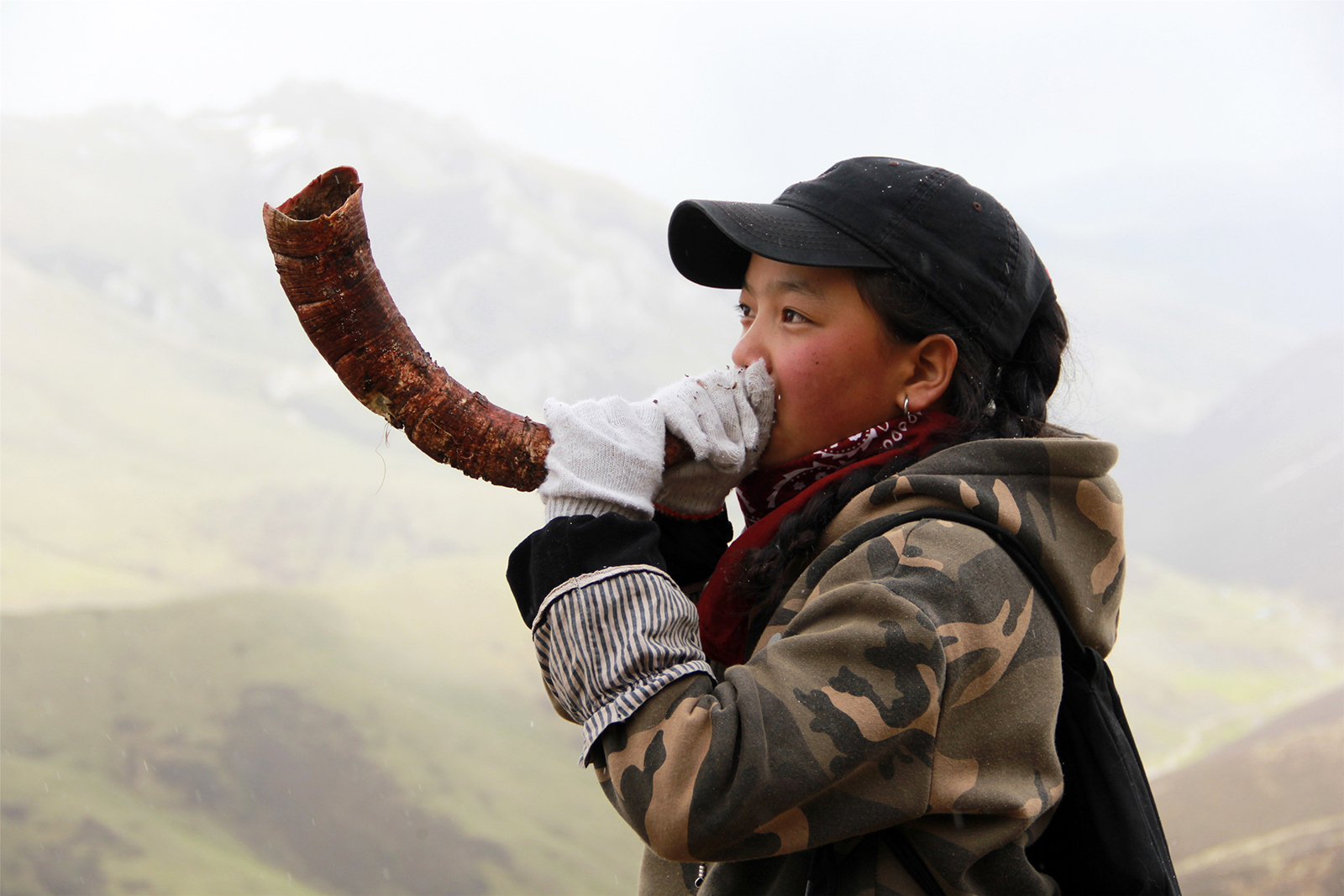 仁增朋措(高中組)青海《吹號角》 這個藏族女孩來自青藏高原玉樹山區，少數民族的孩子天生喜歡音樂藝術，可是她們沒錢去買，女孩從地上撿起一個廢棄的牛角當做樂器，體現了她們從小就有的藝術天賦和音樂愛好。搜索復制