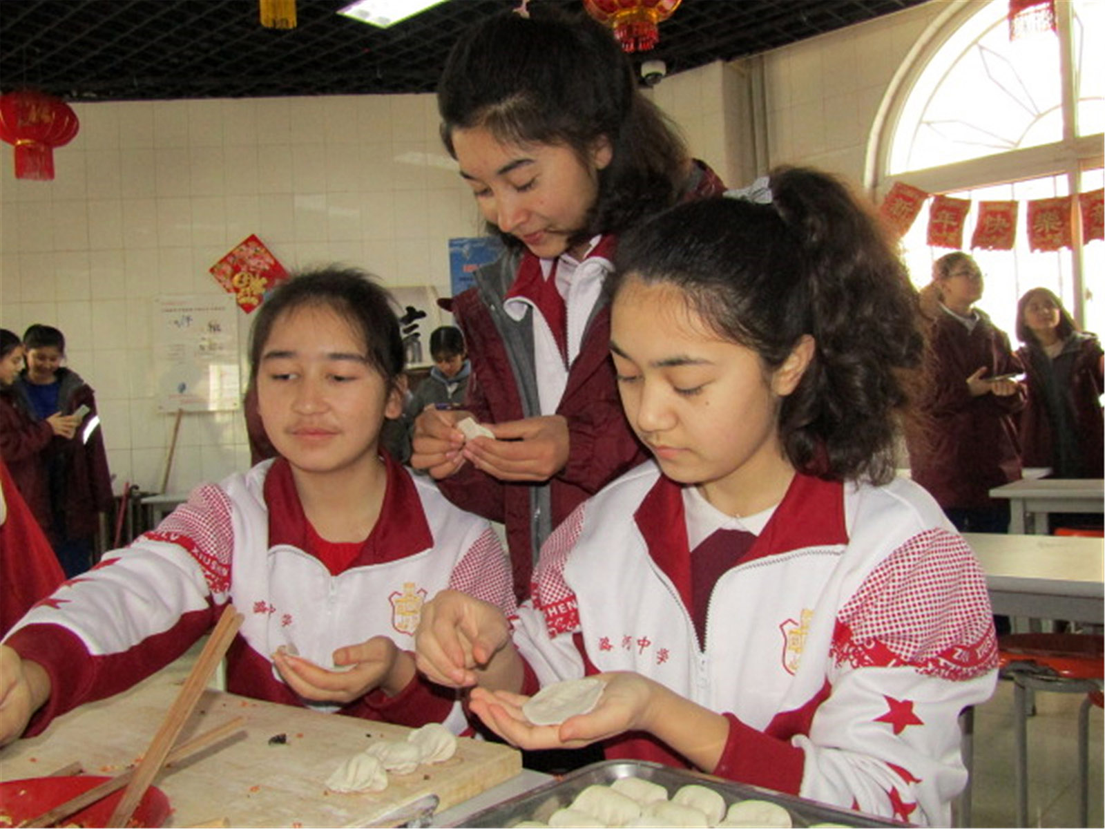 古麗切合熱·艾尼(高中組)新疆《此刻的溫暖》 維吾爾族同學寒假沒有回家，春節與漢族學生一起包餃子過年，感受漢民族中國年文化的樂趣。搜索復制