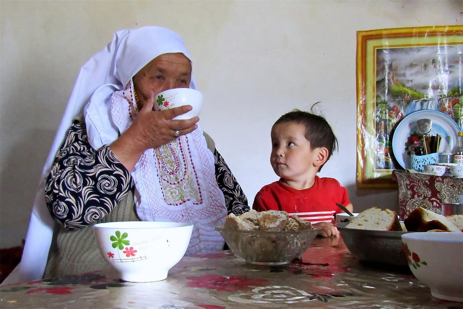哈拉哈提(高中組)新疆《奶奶喝的啥》 天真可愛的弟弟望著奶奶，心裡在想著奶奶喝的是什麼。搜索復制