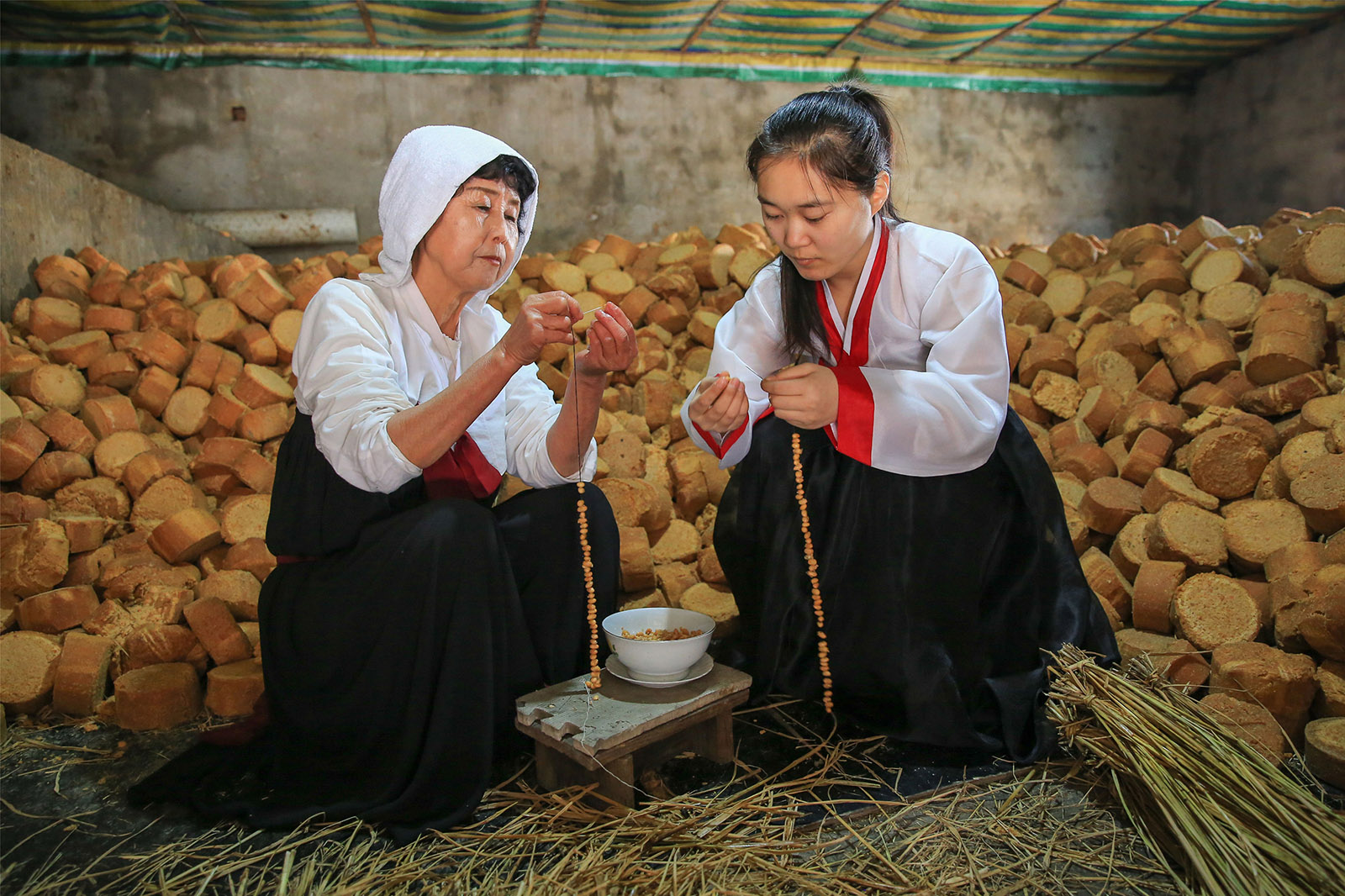 李美貞(高中組)吉林《學藝》 放學后跟奶奶學做大醬是朝鮮族同學的必修課。搜索復制
