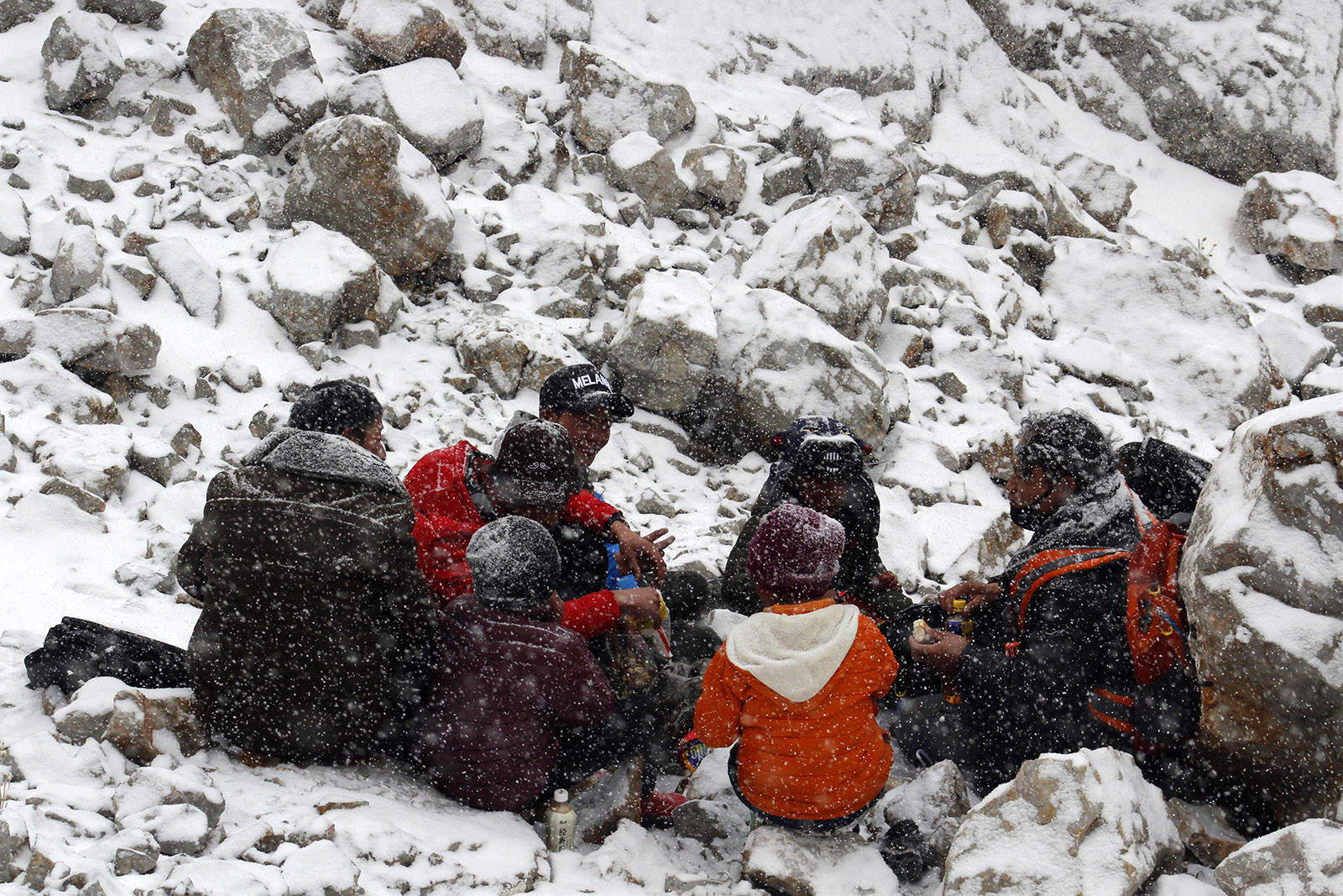 昂文索南(高中組)青海《雪中餐》 為保証高原動物雪后能夠生存下來，藏族牧民到山上給動物送草后，在雪地上一邊休息一邊午餐。搜索復制