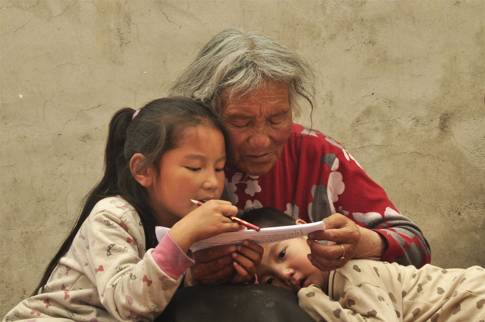 白瑪南加(高中組)青海《我教奶奶學識字》 放學以后，小姑娘在教奶奶學識字。奶奶已經60多歲了，她們沒有上過學，在黨的扶貧政策下，藏族牧民的生活變好了，藏族娃娃也都走進了學校。搜索復制