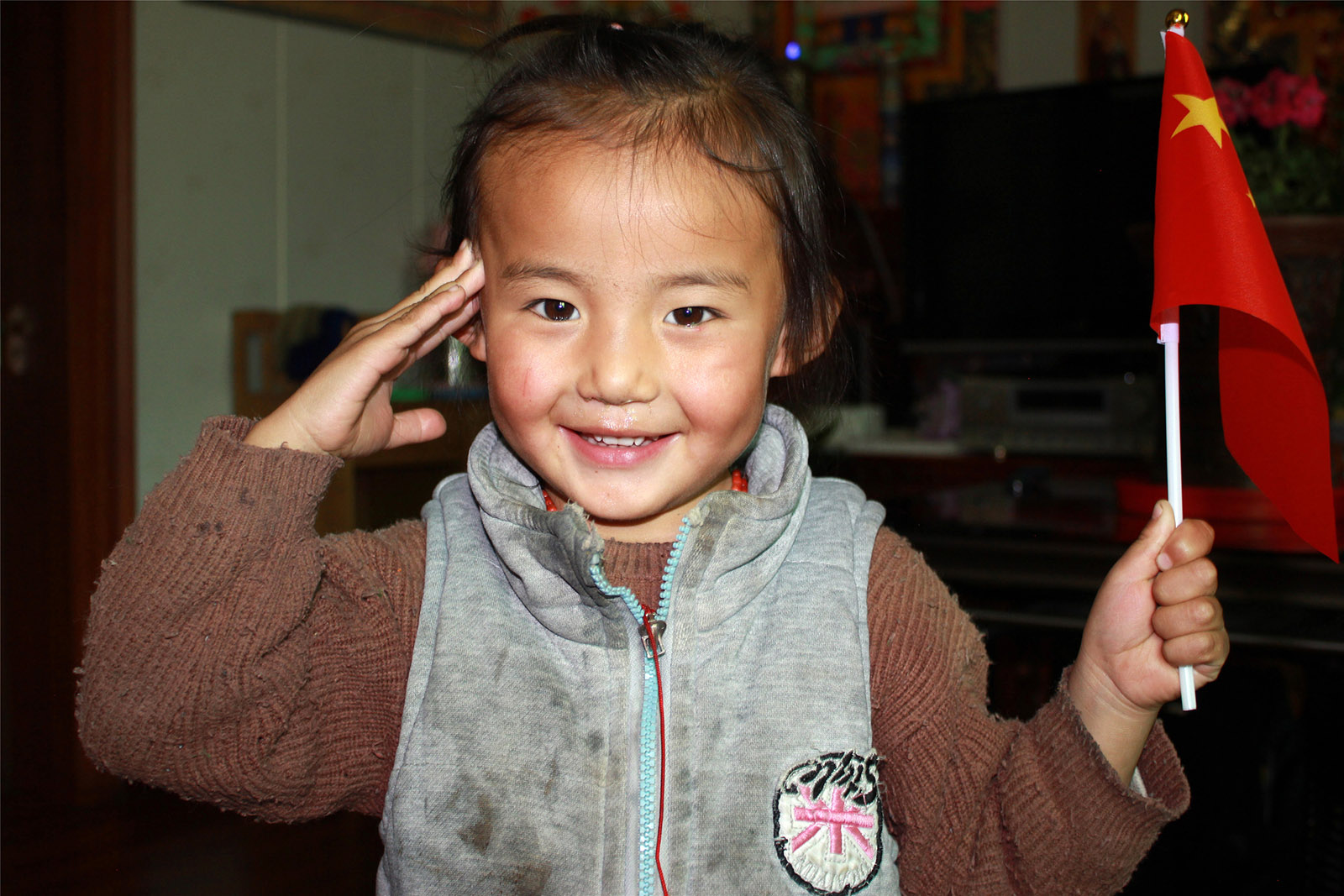 才保(高中組)青海《愛祖國》 2019年是祖國70華誕，生活在青藏高原玉樹牧區的小朋友手持五星紅旗向祖國敬禮。搜索復制