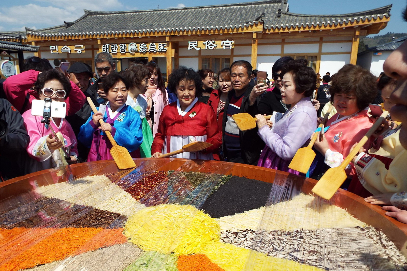 池光一(高中組)吉林《朝鮮族民俗》這是我們朝鮮族一年一度的民族節日，大家圍在一起慶祝自己的豐收節。搜索復制