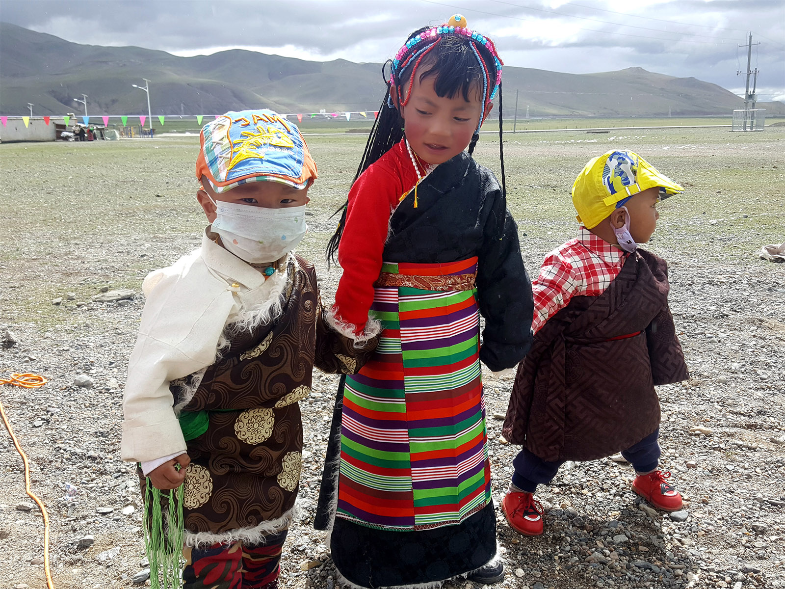 大次仁卓瑪(高中組)西藏《大姐姐與小弟弟》在青藏高原上，懂事的姐姐代替媽媽照看自己的兩個小弟弟。搜索復制