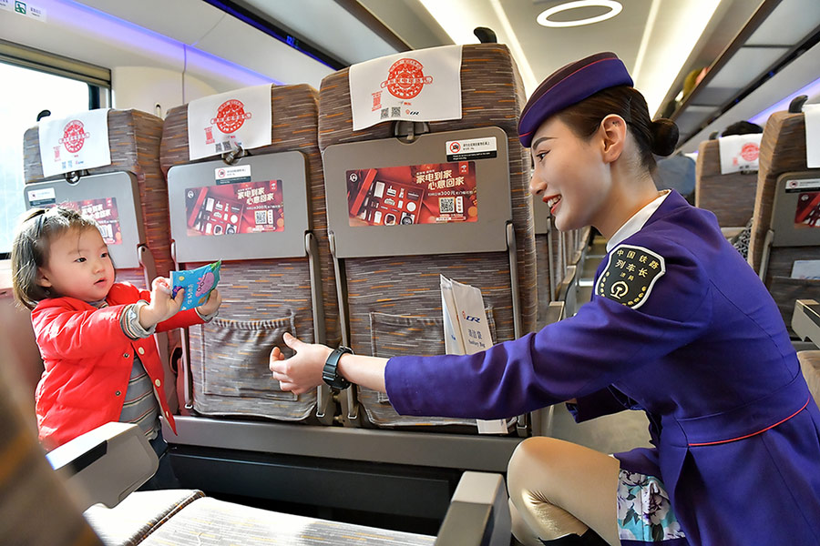 2020春運：“青京高鐵”上的乘務員風採。潘峰 攝