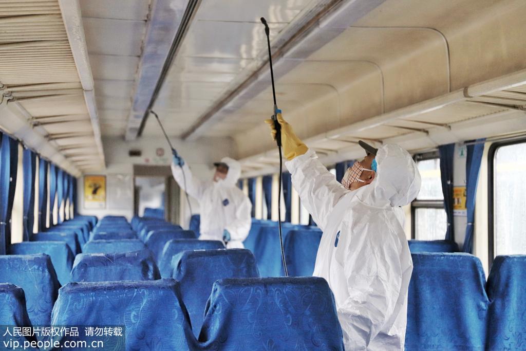 2020年1月27日，杭州鐵路客運段，正在對進庫列車徹底消毒。作者：周圍