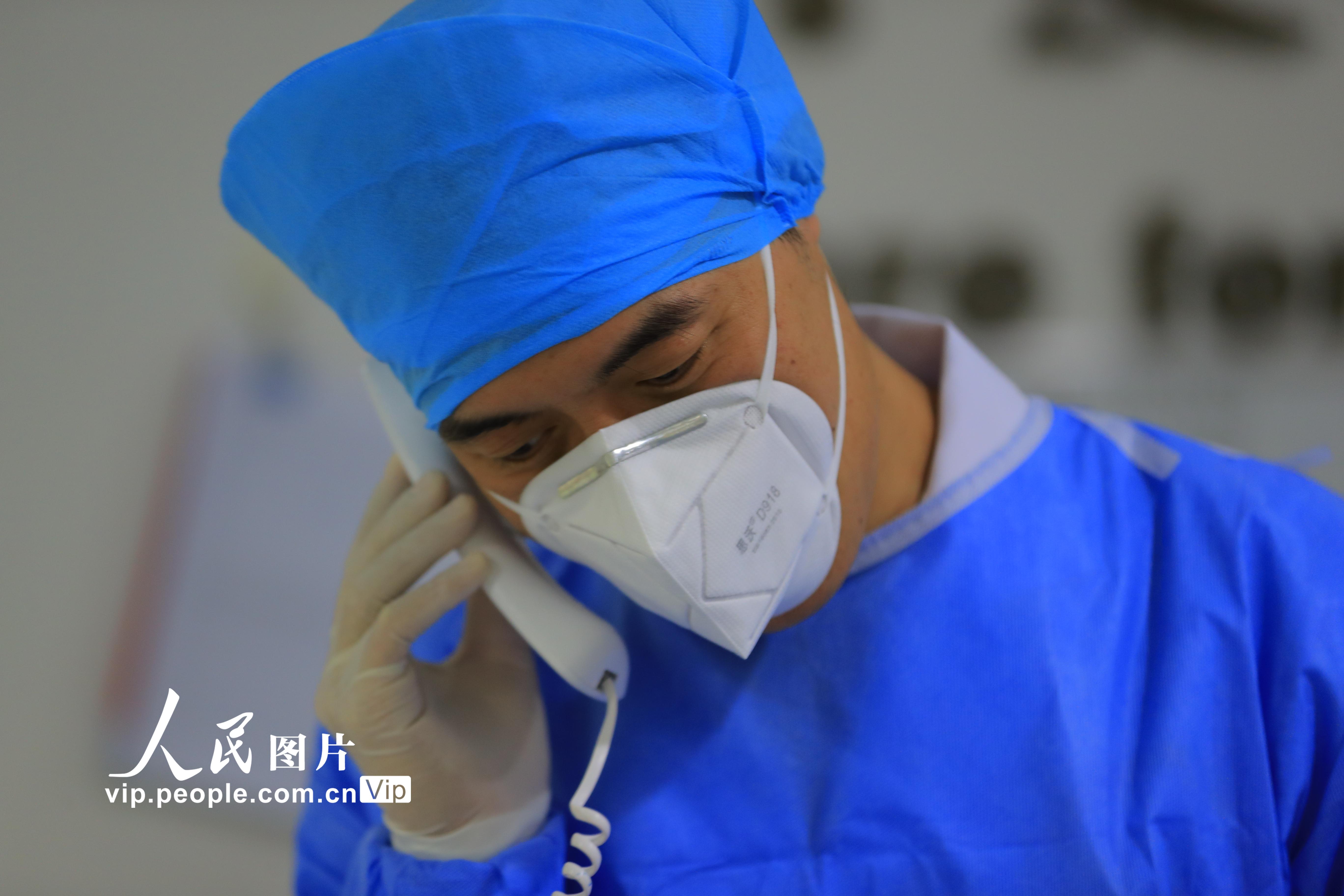 1月27日，聯勤保障部隊中部戰區總醫院的醫護人員通過電話了解病情。