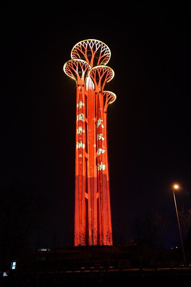 2月8日晚，北京奧林匹克塔點亮燈光“武漢加油 中國加油”。程功 攝