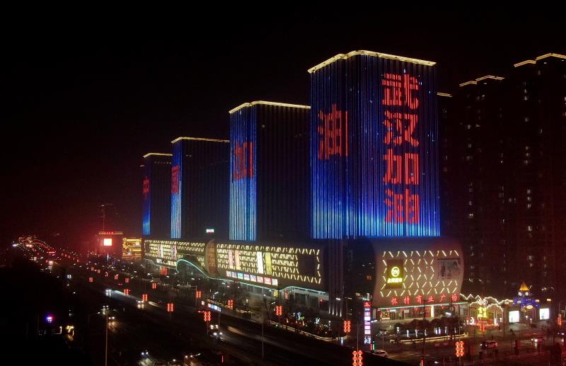 2月8日晚，石家庄市多處地標建筑亮燈，為武漢加油！趙海江 攝