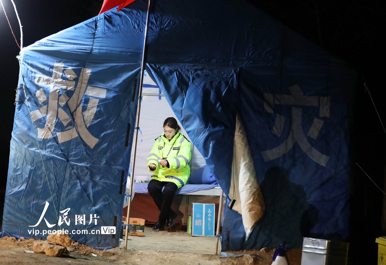 2月12日，換班時，楊婷在救災帳篷，為自己雙手噴洒消毒液。