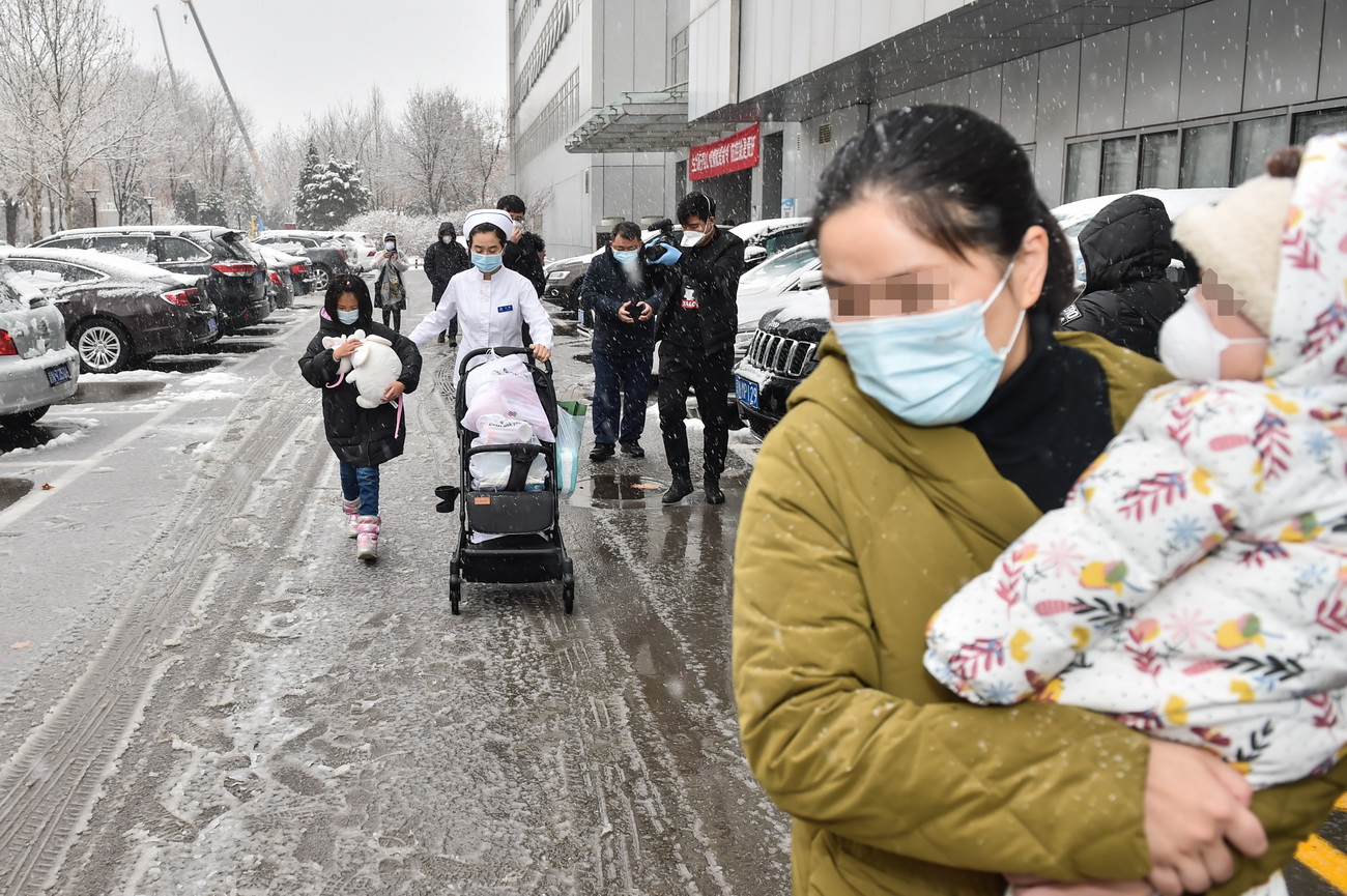2月14日，护士送奇奇（化名）一家人离开医院。新华社发（彭子洋 摄）