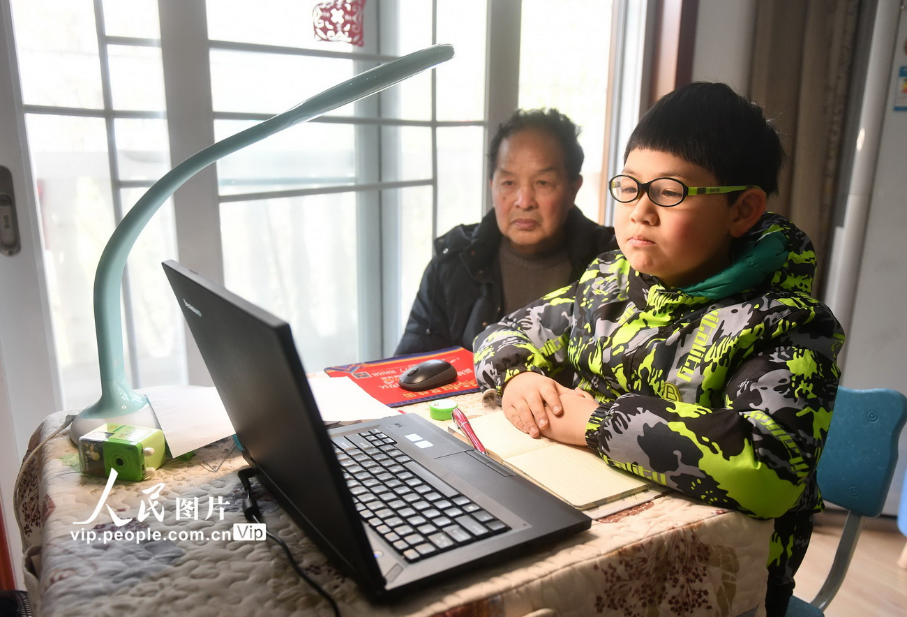 2月13日，湖北省秭歸縣實驗小學五年級學生曾藝軒在家中利用網絡聽課學習。