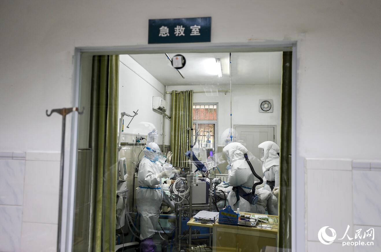 圖為中部戰區總醫院的醫護人員正在搶救重症患者。（鮮敢、王皓宇攝影報道）