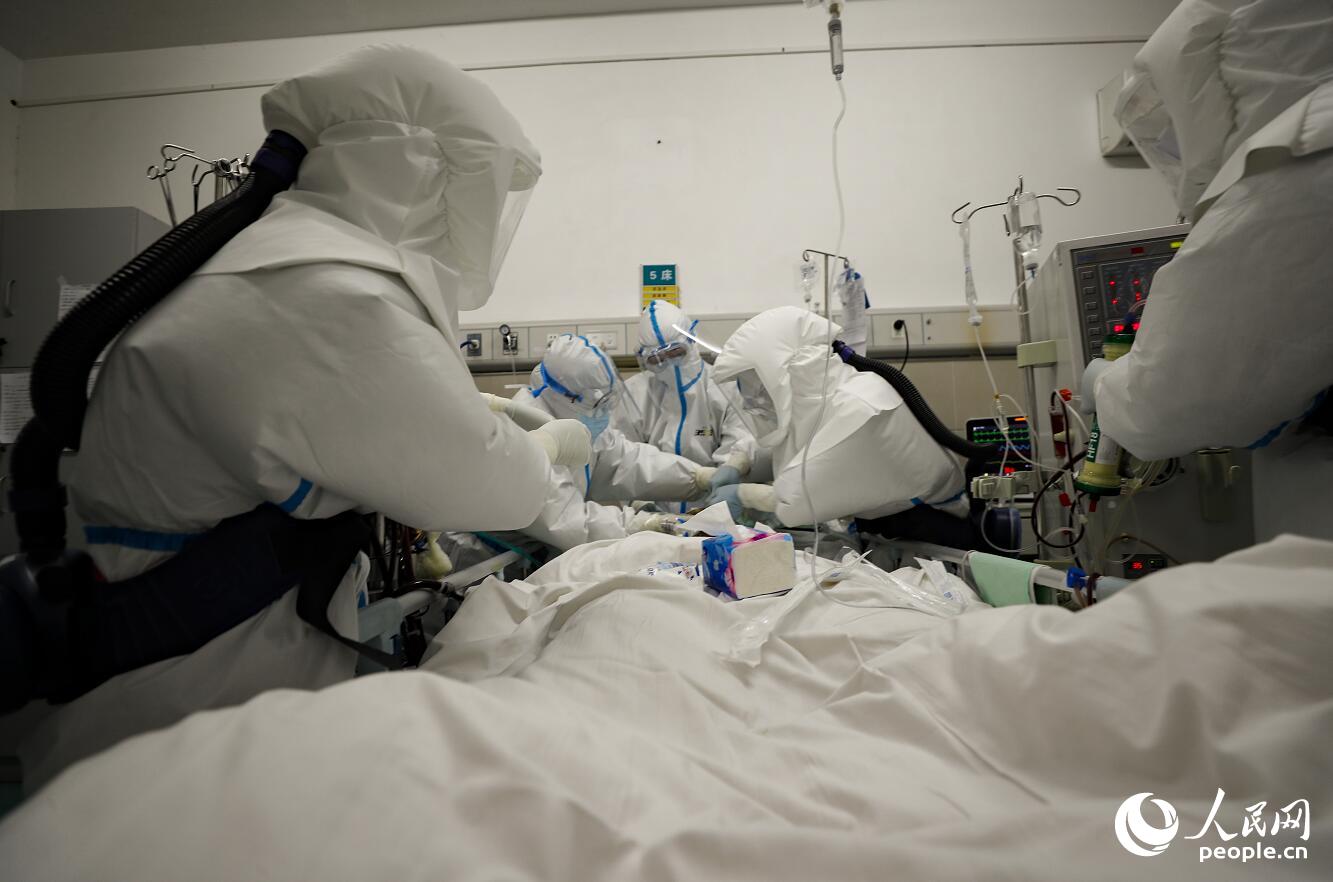 圖為中部戰區總醫院的醫護人員正在搶救重症患者。（鮮敢、王皓宇攝影報道）
