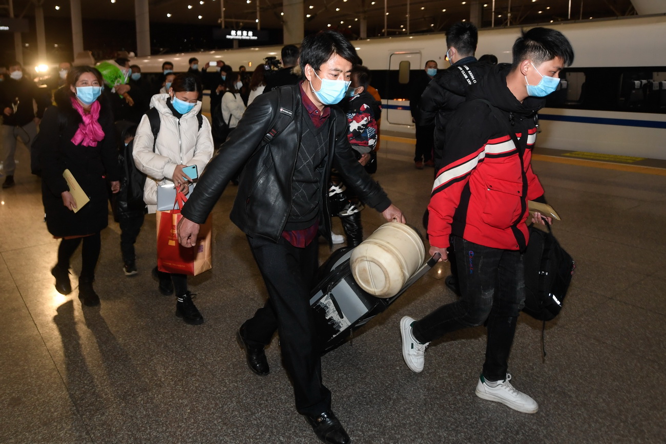 在杭州东站，从贵州乘坐外地复工人员专列抵达杭州的复工人员有序出站（2月16日摄）。出站后，这些员工将直接被所在的企业接回。