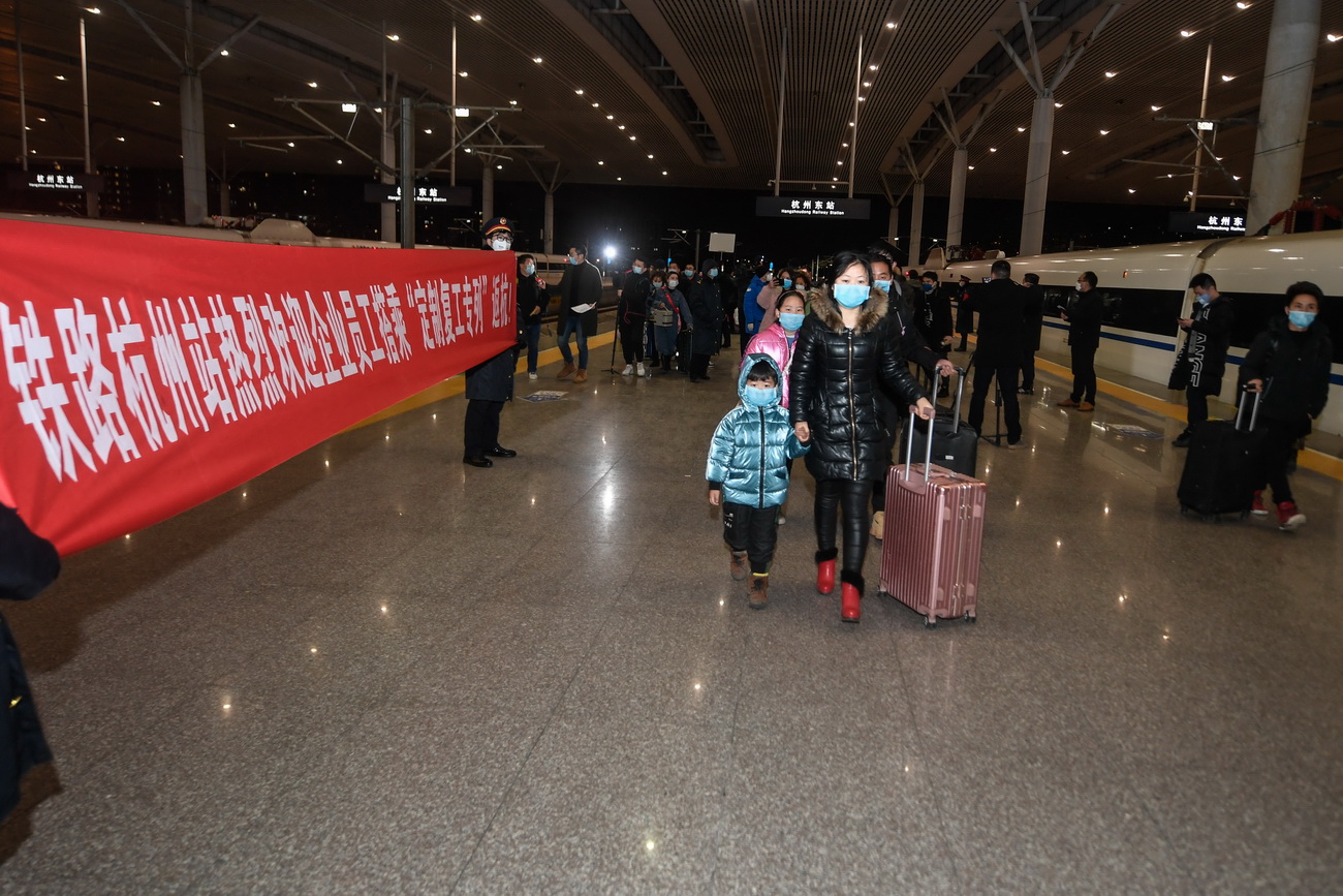 在杭州东站，从贵州乘坐外地复工人员专列抵达杭州的复工人员有序出站（2月16日摄）。